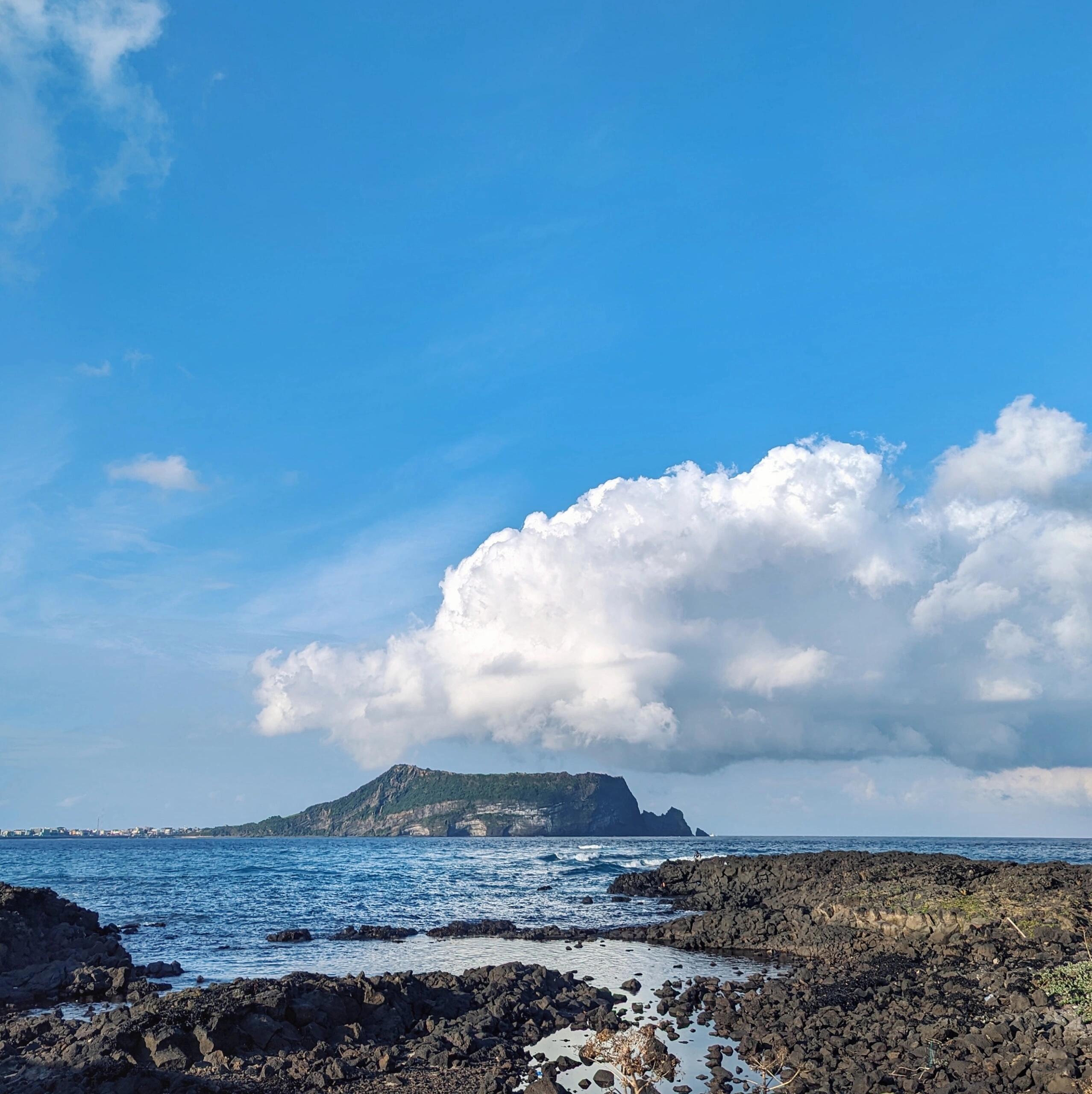 
                        濟州島日落美景期待中剛逛完水族館，在門口拍了城山，發(fā)現(xiàn)這片云既像海豚??又像龍??。天氣比下午晴朗了許多，感覺日落會很美呢！雖然可能只能在回市區(qū)的路上欣賞到??。#濟州島旅行 #城山日出峰 #云 #韓國旅行 #日落美景 ??