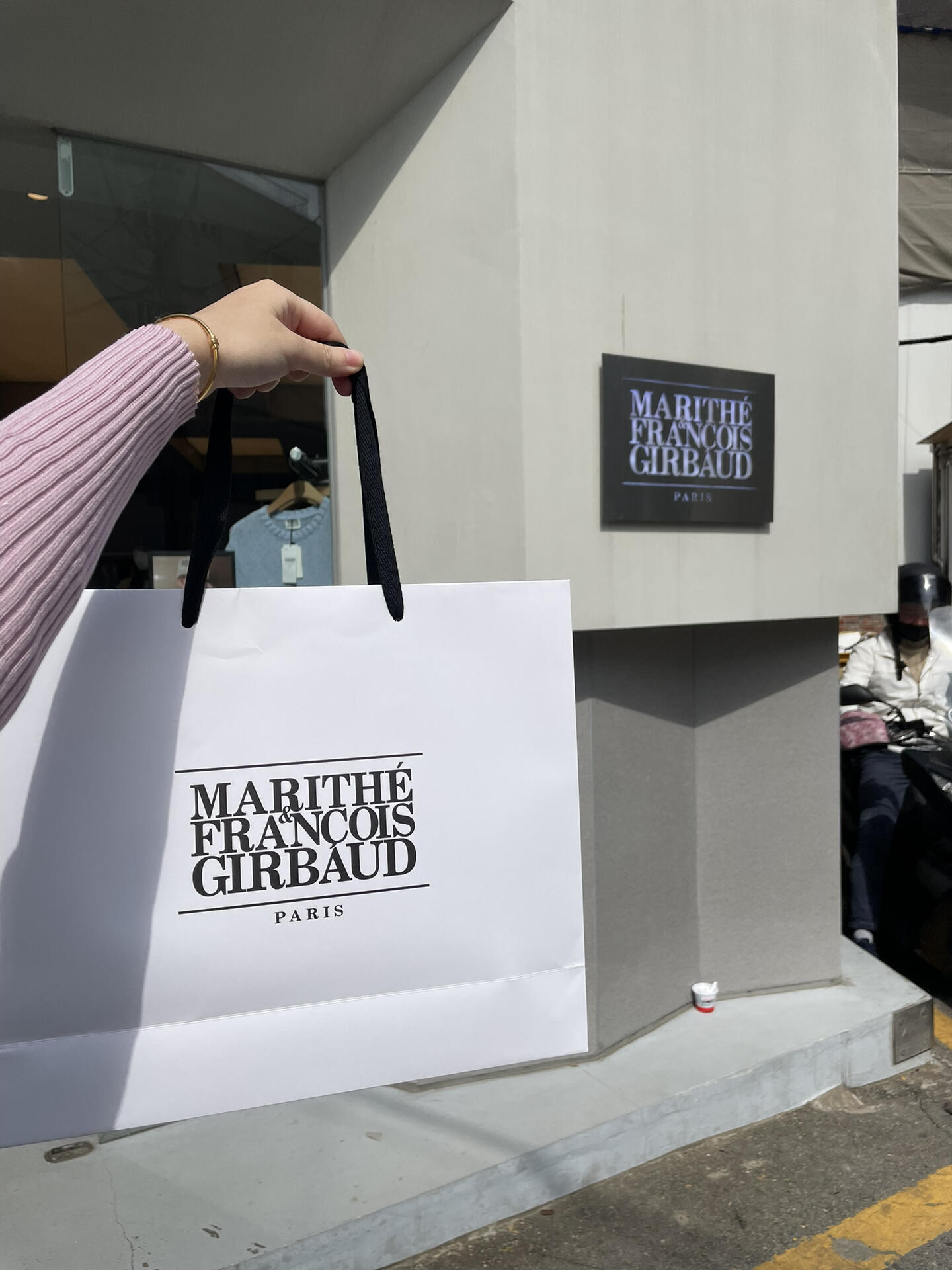 
                        韓國 Marithe Francois Girbaud 時尚探店終于把心心念念的衣服帶回家啦，韓國之行不虛此行！??店里人氣超旺，衣服款式簡約又好看。這個春天的配色真的讓人一見傾心！！#漢南洞 #MARITHE #韓國首爾 #韓國購物 ???????
