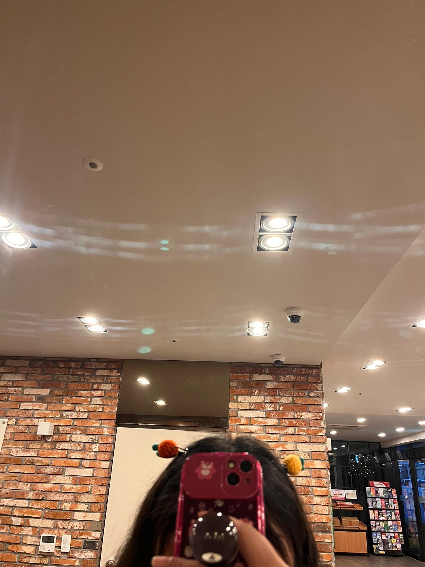 
                        濟州島超值飯店推薦，170一晚的秘密基地這家連鎖飯店真的是性價比之王，宣傳圖和實際體驗完全一致，甚至還提供梳子哦～??飯店門口就是公交站臺，對于選擇公交出行的朋友們來說簡直太方便了！前臺服務(wù)也超級貼心，還能幫忙訂外賣。因為這家飯店中國游客不多，所以需要自備轉(zhuǎn)換插頭。可能正因為如此，這里的價格一直很親民。我其實不太想分享，因為每次去濟州島我都想住這兒，真怕下次去的時候價格漲了，所以房間照片我都沒怎么拍??。但大家都在問，這家飯店真的比我之前住的濟州島亞洲飯店好太多了（ps：端午節(jié)時600訂的）。最絕的是飯店的位置，離大轉(zhuǎn)盤和偶來市場都很近，步行就能到達(dá)。飯店附近還有一家開了20年的老店，很多藝人和名人都來打卡，食物美味又實惠，每天都人滿為患，我每天都去那兒吃早餐??。#濟州島 #海島度假游 #濟州島旅行 #最愛旅行地 #濟州島美食