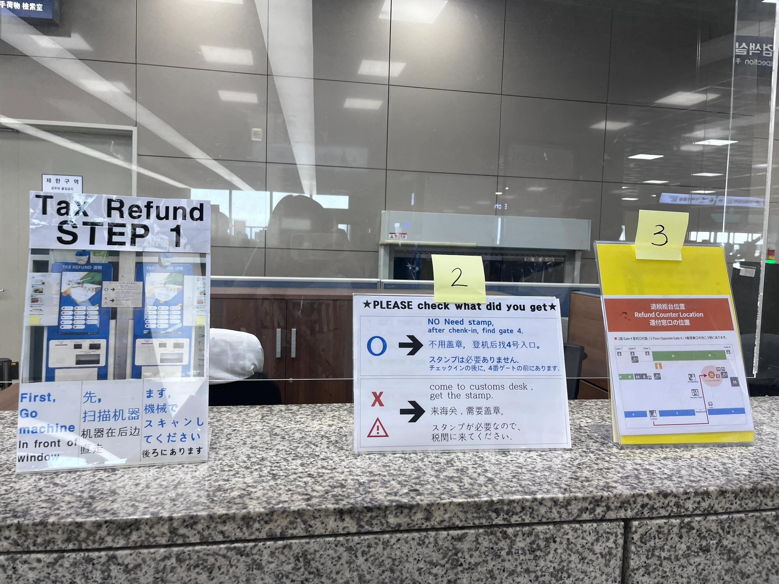 
                        釜山·行 Day4 膠囊小火車 & 機場退稅Day4 最后一天是個星期一，計劃體驗一下超火的膠囊小火車??。我們沒有提前在網(wǎng)上購票，只是想感受一下。根據(jù)大家的攻略，從青沙浦到尾浦人不多，所以我們特意從海云臺市場公交站乘坐海云臺10號線或2號線到青沙浦站。下車后還需步行一段，沿著下坡路穿過一片林間小道，就到了圖4??的站臺口。這里人確實不多，買票后就能上車。圖2??展示的是大家口中的“小鐮倉”，無濾鏡版，其實就是海邊小路鐵道。個人覺得雖然不如鐮倉有灌籃高手的情境，但也別有一番風(fēng)味。青沙浦有種海邊漁村的感覺，沒有海水浴場，人少且安靜。圖8??是在小火車上俯瞰漁村的樣子。小火車?yán)餂]有空調(diào)，只有兩個小風(fēng)扇。這個方向的好風(fēng)景大約在15分鐘后，能遠(yuǎn)遠(yuǎn)看到廣安里大橋，漫畫般的云??、海天一線、樹林和五顏六色的小火車，仿佛置身宮崎駿的漫畫場景。尾浦站就在海云臺，圖12、13是尾浦站出來的路口，也是網(wǎng)紅咖啡店的路口。從尾浦上車的人非常多，前一天（星期日）晨跑到這里，早上九點，第一班車九點半開始，候車室已經(jīng)坐滿了人（參考圖15是尾浦站的時刻表）。關(guān)于退稅，除了金額較大的貴重物品需要在機場退稅?海關(guān)確認(rèn)，大部分都可以在商場辦理退稅。不同于之前來韓國時買的非本土品牌商品要到機場提貨，現(xiàn)在商品都是當(dāng)場拿走。到了機場，只需辦理未在商場退稅的商品，步驟是：在自助機器上掃碼護照和小票（有中文），如果結(jié)果是??，則直接辦理登機牌、托運，過安檢后找退稅窗口操作退稅手續(xù)即可；如果掃描結(jié)果是?，則需找海關(guān)大叔看小票?看商品（確認(rèn)是否帶走），然后小票蓋章，再去辦理登機牌、托運，同樣過安檢后找退稅窗口操作退稅手續(xù)即可。退稅窗口的小姐姐會中文，中國人可用支付寶退稅，秒到賬??。最后一點感受，現(xiàn)在的韓國購物已經(jīng)沒有前幾年的價格優(yōu)勢，很多東西國內(nèi)??都有且更便宜，而韓國的物價依然不低，三個桃子賣到1萬韓元（約人民幣55元）。忍不住感嘆愛我中華～有的遠(yuǎn)方讓你心神向往，有的遠(yuǎn)方讓你更愛家鄉(xiāng)。#韓國旅游 #釜山膠囊小火車 #膠囊小火車 #海云臺 #海景 #釜山行 #韓國退稅 #韓國香奈兒退稅 #機場退稅 ??
