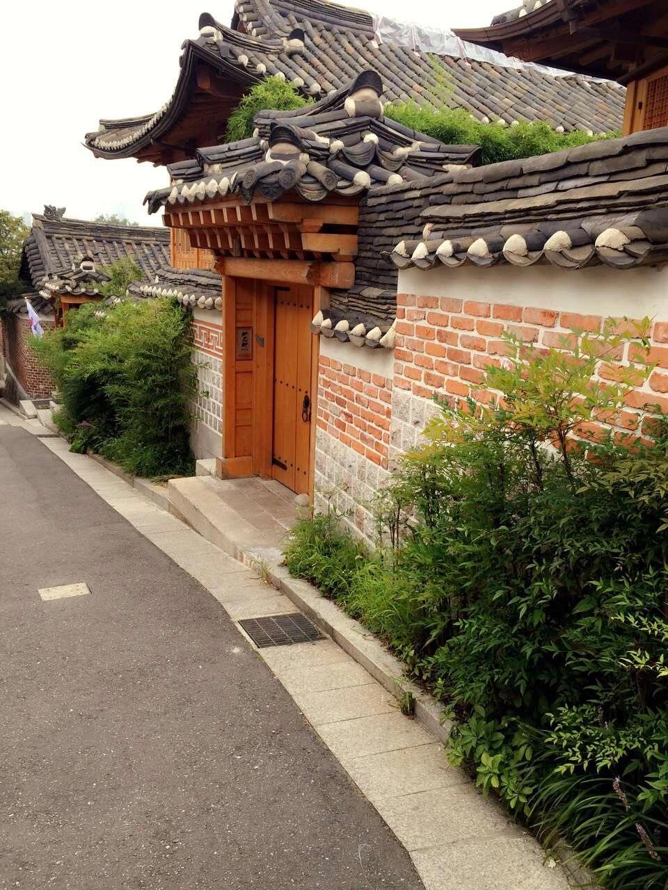 
                        又想去首爾旅行啦????～～翻到2019年之前在首爾出差的一些照片，那時候在梨泰院和韓屋村附近開完會后拍的，剛好也是秋天～真的好懷念那段歲月靜好的時光，每個月都能去韓國出差。開完會就到處走走，逛逛吃吃，享受美好時光。下一篇給大家分享一個首爾和釜山的旅行攻略吧！#韓國旅行 ???? #首爾 #首爾旅行 #梨泰院 #景福宮 #韓屋村