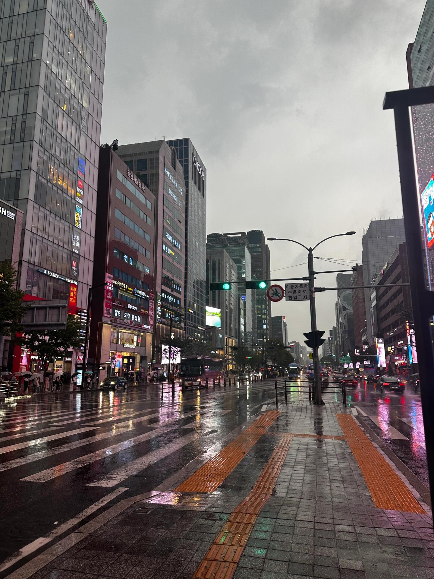 
                        首爾City Walk2??- 探索三清洞??本來對韓屋村沒有太多期待，結果卻發現了小驚喜。街頭巷尾充滿了獨特的氛圍，簡直是散步的絕佳選擇，店鋪也非常密集，繼續暴走吧！?? 沿途的風景和氛圍真的很贊??p2-3 在blue bottle打卡，先來一杯冰淇淋拿鐵，雪頂咖啡味道超贊。樓上是個拍照打卡的好地方，不過店里幾乎沒有可以坐下來的位置。p4-p5 韓屋村打卡，雖然是個熱門的游客地，但拍照效果真的很棒，是個意外的驚喜～ 還能遠遠望見南山塔。p6-p9 參觀了Jennie代言的香氛店，價格合理，香味宜人，非常適合當伴手禮。2樓是拍照的好地方??，3樓有蠟燭???展覽，還有一只大哈基米。最后一張是在江南站附近拍的，等公交車時遇到了小雨??#首爾 #韓屋村 #三清洞 #首爾CityWalk #假日CityWalk ??
