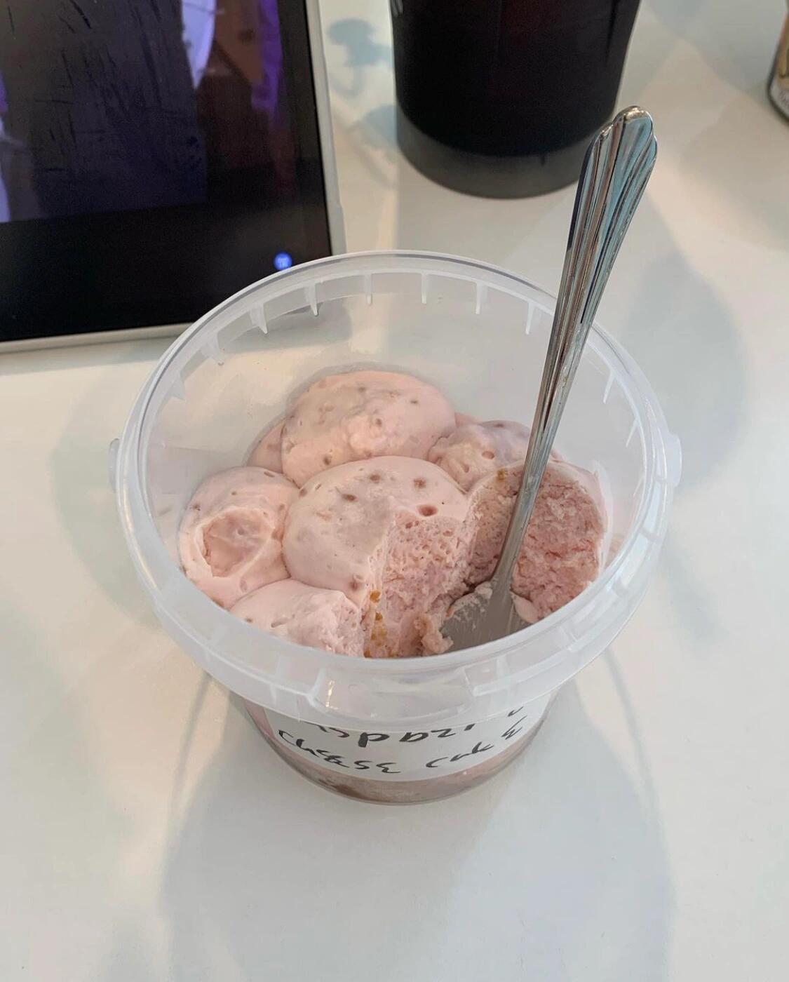 
                        10? 1? | 韓國日常 ?????收到了victoria bakery ???? ????的甜蜜驚喜??必須推薦這款超好聞的?????，讓你香氣四溢！???♀??請大家尊重原創，轉載請注明出處哦~ 禁止任何商業用途！??#咖啡館 #韓國咖啡廳 #釜山咖啡廳 #咖啡廳 #咖啡 #韓國咖啡 #釜山咖啡 #韓國探店 #韓國旅行 #日常碎片PLOG #我的咖啡日記 #VictoriaBakery ???