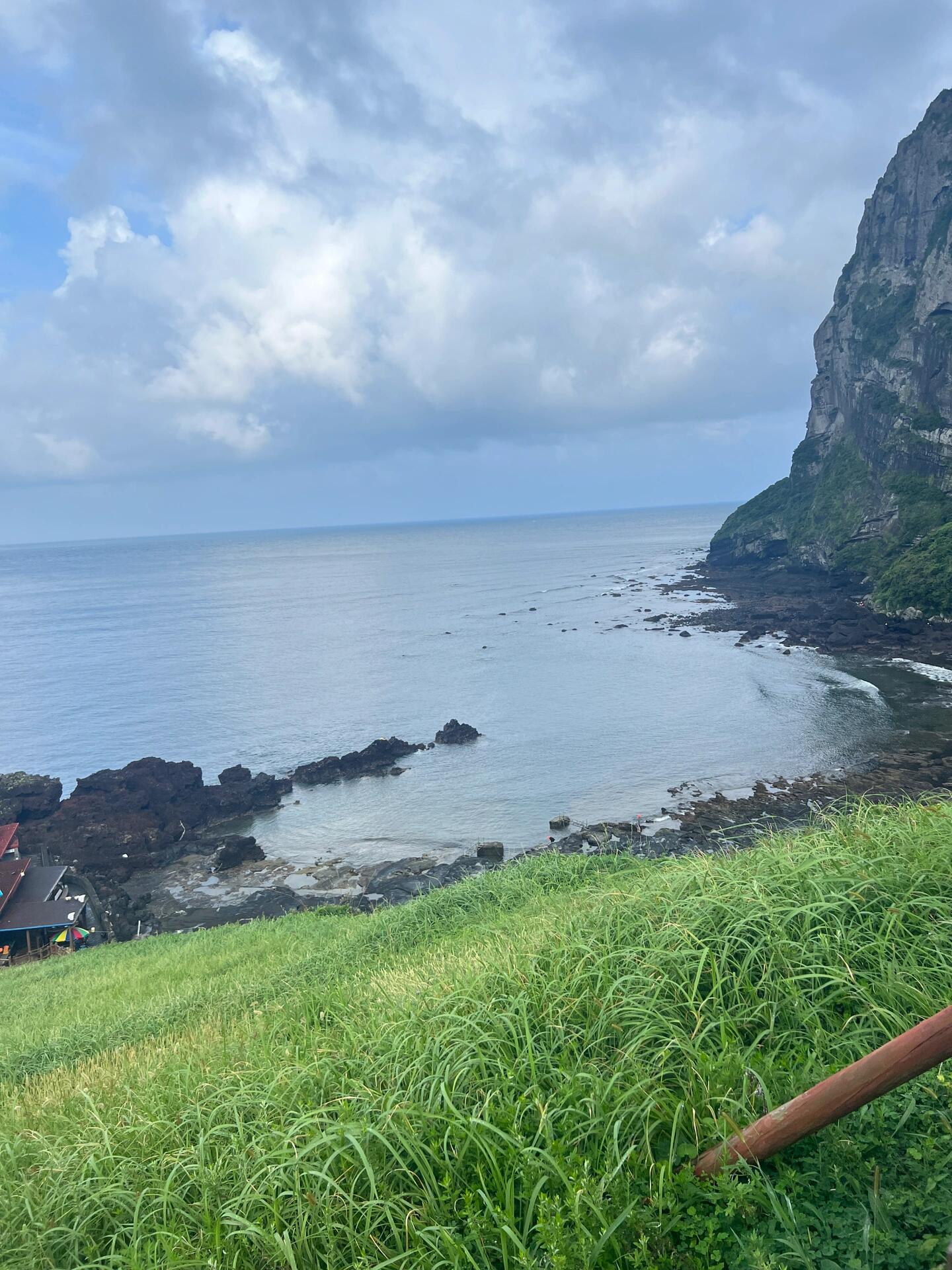 
                        濟州島城山日出峰的暴雨體驗?哈哈，傘完全派不上用場，全身都濕透了！來濟州島真的不用看天氣預報，因為這里的天氣變化比我媽的臉色還快！#濟州島天氣 #濟州島暴雨 #城山日出峰 #韓國旅行 #旅行趣事 ??????
