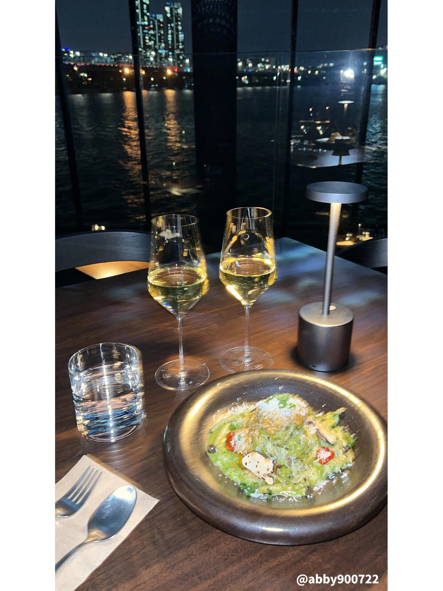 
                        首爾必打卡的餐酒館！夜景美到窒息?今天給大家安利一個在韓國發現的寶藏餐酒館，真的是我的心頭好！夜景超級美，氛圍感滿分，餐點也非常在線！大家一定要收藏！??汝夷島漢江公園the river#今夜來一杯微醺酒 #夜景 #首爾探店 #首爾漢江 #首爾旅游 #韓國 #韓國旅游 #韓國探店 #韓國餐酒館 #首爾餐酒館 #韓國西餐廳 #首爾西餐廳