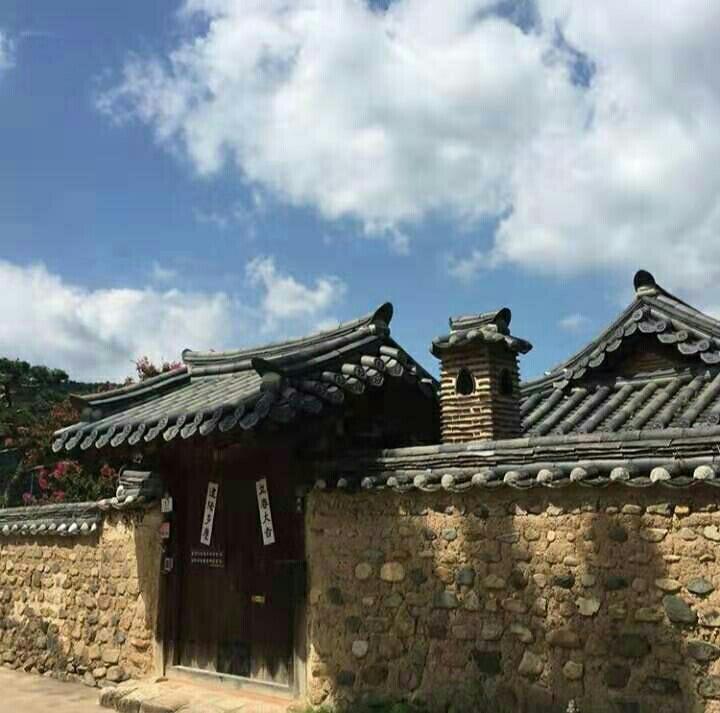 
                        ????大邱旅游攻略????ps: 更多圖片請查看之前的筆記～? 前山俯瞰大邱全景的絕佳地點！第一次去前山是徒步上山的，雖然很累，但在朋友的鼓勵下堅持到了頂。? Hillcrest ?????體驗四季不同的香草園、動物園，還有浪漫的旋轉木馬。電視劇中的洗手間外景地和樹屋也值得一看哦。? 仁興村由高麗末期忠臣孫文敬鎬選址建造，完美呈現韓國古宅的原貌。? 峨洋鐵路第一次去是歐巴開車帶我兜風，那天雖然下雨，但他對著我笑的樣子讓我心動不已。第二次去是和另一個歐巴，他帶我在這里散步，搞笑的他讓我笑得合不攏嘴。? 沙文津渡口位于朝鮮時期洛東江和琴湖江的交匯處，是韓國第一架鋼琴進口的地方。用Naver導航找到這個地方，才知道這里有著深厚的歷史背景。? 東城路一年365天都充滿活力的地方！這里有熱鬧的人群、百貨商店、時尚化妝品和首飾。命運般的偶遇就在這里發生！? 壽城池環境優雅，適合戀人、家人和朋友一同游玩。這里有長椅、樹木、散步小道和復合文化空間。? 大邱近代胡同起點是青蘿山丘，保留了20世紀傳教士的房屋。桂山教堂是近代胡同的象征性建筑，嶺南地區最早的哥德式建筑。? 西門市場擁有1區、2區、4區、5區，店鋪數量超過5500家。各種小店鋪應有盡有，朋友帶我來這里嘗試了我一直想試的烤腸。? 金光石路紀念靈魂歌手金光石，350米長的街道上滿是歌詞和圖片。? 馬飛亭壁畫村鄉村小路的墻壁上畫著20世紀六七十年代的農村風景，還有龜巖、漆樹等景觀。