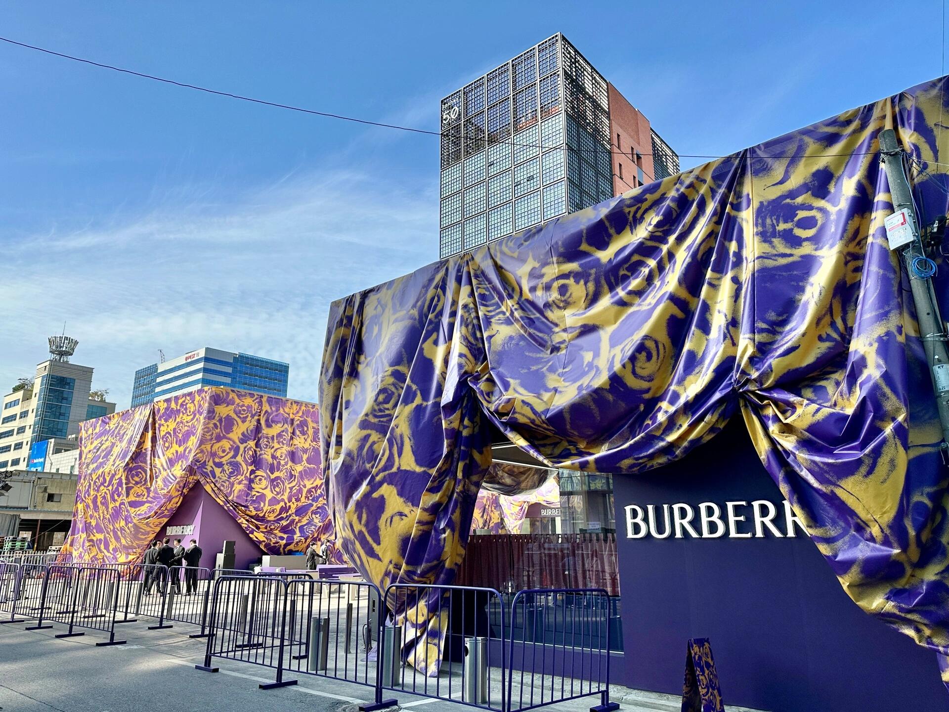
                        首爾圣水洞必打卡地最近Burberry在圣水洞舉辦了快閃活動，整個街區的墻壁和地面都被醒目的logo裝飾，拍照效果超贊??！聽說全智賢、李孝利、李棟旭和李鐘碩昨晚都來過，真是完美錯過了他們的精彩瞬間??。#街拍 #打卡 #首爾旅行 #圣水洞 #burberry #韓國旅行 #拍照圣地