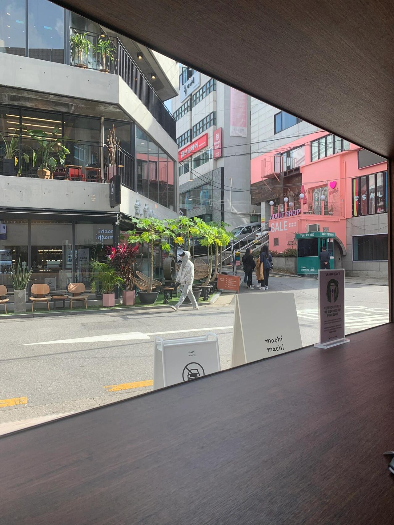 
                        韓國必逛街區之一，明星出沒地標真的超愛新沙洞林蔭樹路！?? 秋天十月底的時候，這里美得不像話，兩旁的銀杏樹金黃一片，走在其中，浪漫感滿滿。這里匯集了眾多國際大牌和小眾設計師品牌店，淘到設計感超強、別致新穎的時尚潮流單品簡直太容易了，包包、鞋子、服飾搭配應有盡有。在這里逛街，偶遇明星不是夢！? 很多明星就住在這附近，我早上十點多在小路上逛街，居然遇到了超殺女和她超級帥的模特哥哥迎面走來，她本人真的超美。這條路上還有很多美食和飲品店，咖啡店、奶茶店應有盡有。我還找到了周董的麥咭奶茶店，真的超贊！??#韓國街 #新沙洞林蔭路 #明星偶遇 #時尚購物 #秋日浪漫