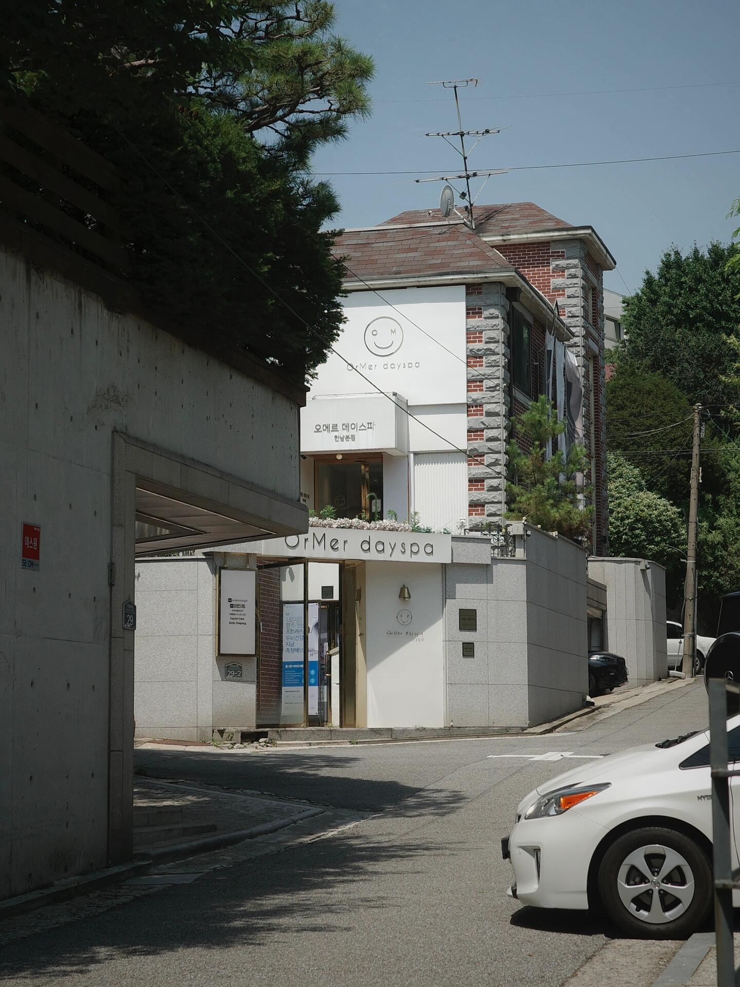 
                        首爾City Walk我宣布漢南洞就是最好逛的距離上一次去首爾已經有五年了??七月底趁著看次叔演唱會多留了兩天在首爾city walk·對比圣水洞、狎鷗亭、汝矣島我宣布漢南洞就是全首爾最好逛的地方??有吃有喝還能買買買??整個街頭氛圍緩慢又舒心做了超足的攻略但還是有很多店沒有去到·??Milestone 維也納咖啡hgr真的很會整花活微甜奶油topping美麗極了??Anthracite 埃塞冰美亞洲Top10的咖啡店，二三樓景觀超棒冰美很在線，而且價格hin便宜！??104 Seoul 花生奶油brown flat第二天愣是等到12點才進去喝到等到相機沒電，很值得一喝??Avek Cheri羊角包三明治本覺得是網紅店，餐食應該一般但是出乎意料得好吃很有嚼勁的黃油面包??Lilion Bakery 可露麗/安曼卷帶回去做早飯回油的可露麗更好吃耶·一些大火的品牌都有，Mardi Marcredi一大早就在排隊，Rockfish也很好買，還有些復古餐具店也超好拍??但也有些說是潮牌但實際打版大牌的設計師店還挺下頭的??#首爾旅行 #漢南洞 #韓國美食 #韓國購物 #韓國咖啡店