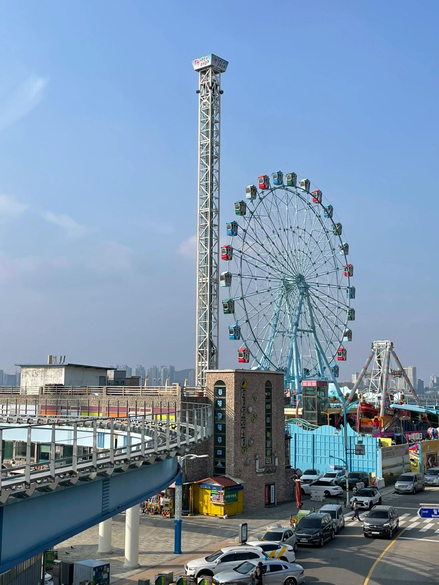 
                        韓國月尾島海邊自助烤貝殼體驗??想要在韓國仁川海邊享受無限自助烤貝殼嗎？??這里的貝殼超級新鮮！我們還煮了海鮮泡面，搭配大鳥貝上滿滿的芝士，簡直是絕配！生蠔??我們也點了好幾份，吃得特別過癮！坐在海邊曬太陽，享受美食，真的是一種享受～不過要注意，大圖一的貝類只能點一次哦！店里還有鹽烤??，不過我們是沖著貝殼來的，所以沒有嘗試。每人只需額外加5k就能享受更多美味。地址：青春貝殼???? ?? ????? 21-2營業時間：截止到晚上23:50#韓國美食 #仁川 #仁川月尾島 #烤貝殼 #青春貝殼 #逃離首爾 ??