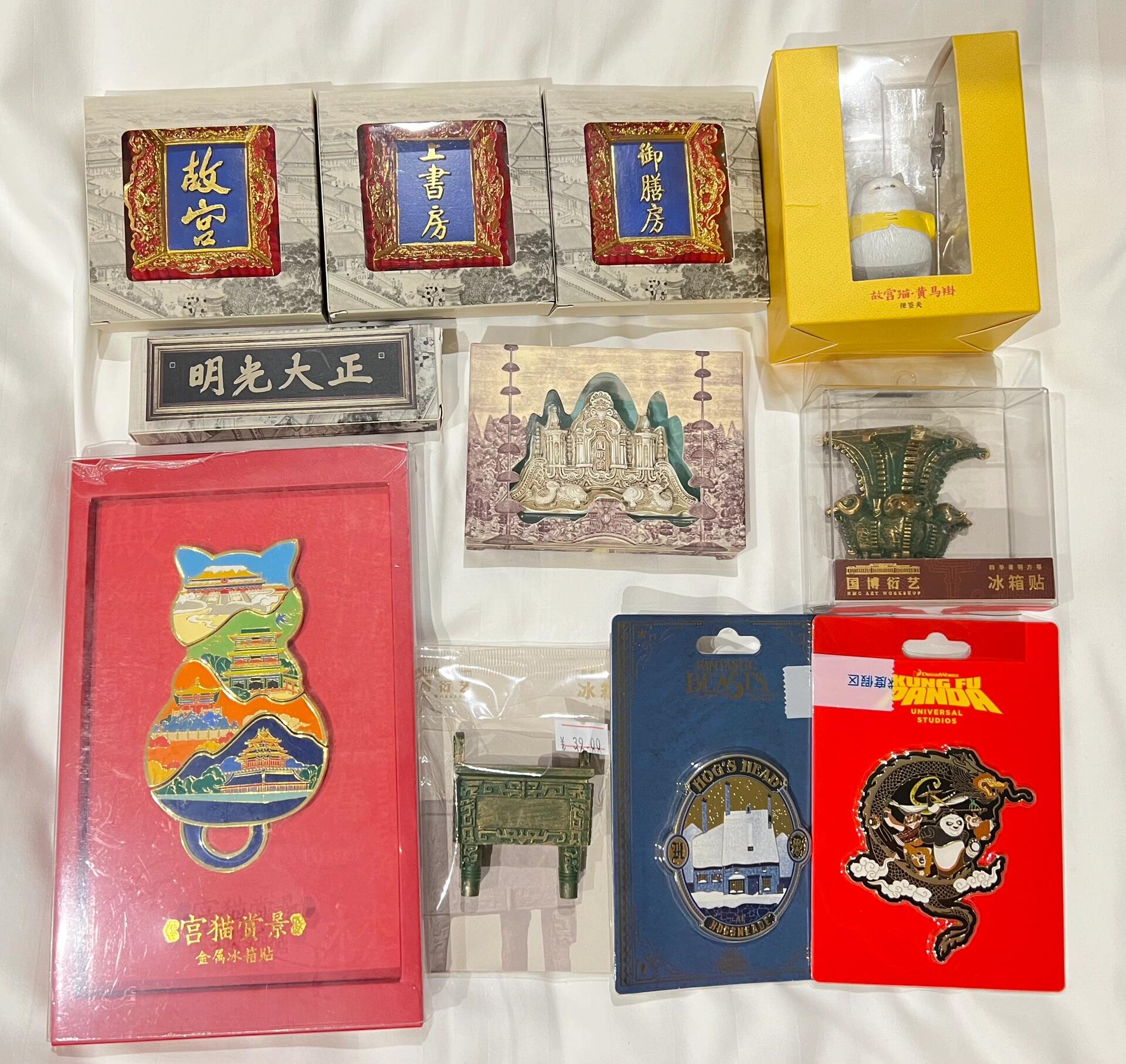 
                        首爾特種兵一天！????臺風打亂了行程，來首爾的第一天一直下暴雨，什么也沒逛，趁今天雨下的不大，特種兵似的逛了一天！行程：國立中央博物館-景福宮-青瓦臺-梨花女子大學-弘大逛街早餐：Isaac強烈推薦這家的三明治，超級好吃，很多連鎖店哦！??第一站：國立中央博物館早上還是在下雨，沒辦法，決定來博物館逛一下。意外地發現人挺多，而且有很多小朋友。一樓是韓國歷史的陳列展，雖然展品不多，但可以了解韓國的發展歷史，和中國的歷史有很多關聯。二樓是一些書畫，和中國的國畫基本一致。三樓是世界館和佛教雕刻等，其中有中國區。第二站：景福宮這會兒雨小了一些。這是韓國古代的宮殿，類似于故宮，但規模要小得多，很多都是近些年復原重建的。很多穿韓服的人在拍照，門票3000韓元/人。還是很值得來看一看的。??第三站：青瓦臺逛完景福宮已經五點多了，從神武門出去，就是青瓦臺。這是以前韓國總統府，現在已經搬離了，目前開放給群眾作為景點。本來不抱希望，問了下時間，18點閉館。用護照登記，就可以進去參觀。建筑還是很漂亮的，里面陳列了很多以前總統辦公的物品。???第四站：梨花女子大學這里就是打了個卡，沒有想象中那么漂亮，可能不是花開的季節。??第五站：弘大這里就是逛街買買買了，看個人喜好，買了一些Loopy的小玩意兒，還有Shoopen的云朵包。???晚餐：梨花大學門口附近有一家部隊火鍋，小紅書有人推薦，很劃算也很好吃地道，推薦給大家。地址是：?? ???? ??? 62首爾一日行就結束了，主要沒有做好功課，一些潮牌沒有逛到，后面做好功課就可以多來了，其實還是很好逛的。最后曬一下這一趟從北京（4天）到韓國（6天）行程中買到的冰箱貼。#首爾國立中央博物館 #韓國景福宮 #青瓦臺 #梨花女子大學 #弘大 #LOOPY #冰箱貼