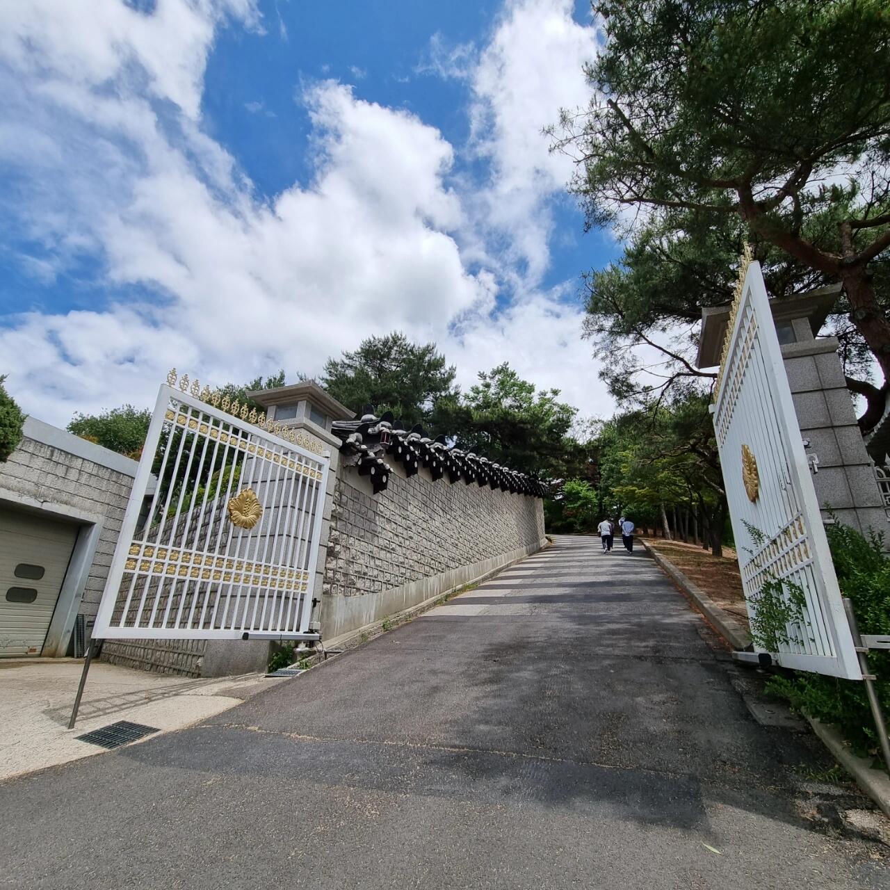 
                        首爾青瓦臺一日游攻略今天妹妹超幸運，抽中了青瓦臺參觀名額！終于可以一探韓國總統曾經辦公和居住的地方啦～ ????? #青瓦臺 #韓國 #首爾旅行 #韓國旅游