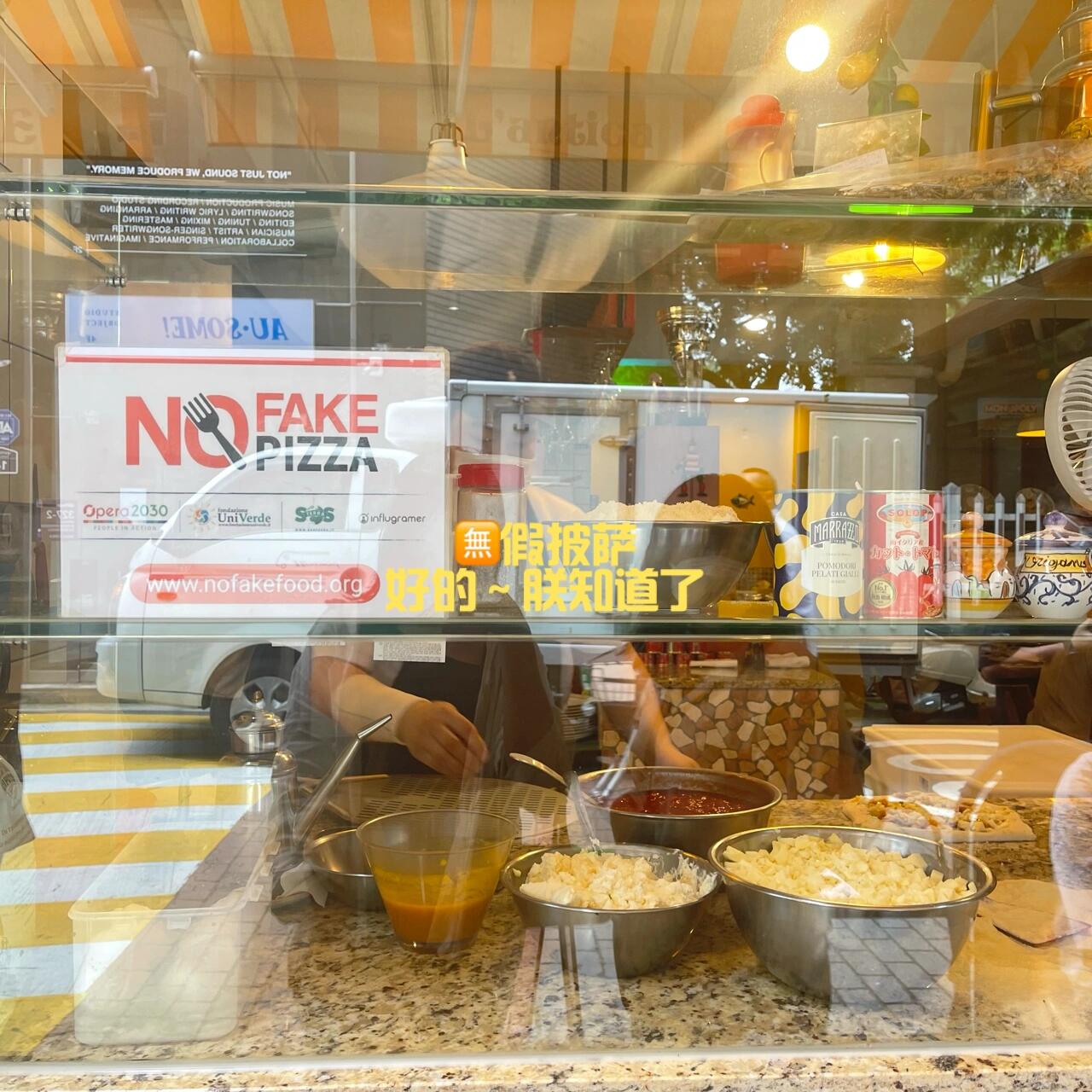 
                        ????探店圣水｜意大利人推薦的正宗披薩周五和越南姐妹??一起去吃brunch，探訪上次意大利朋友強烈推薦的披薩店??。店名是????，位于圣水附近。地址：?? ??? ????12? 15 1?中午11:30開門，建議大家早點到，因為晚來的話隊伍會很長～????韓國人可是很愛排隊的哦！我們點了熏火腿奶酪披薩，這絕對是意大利風味的代表作，口感超級絲滑，奶酪和火腿的搭配簡直完美！相信我，去過一次就會想再去！我已經計劃周日再去啦！意面??我們選擇了經典的番茄??口味，味道中規中矩，不是特別推薦。他們家的服務員??有點迷糊，一開始還上錯了菜，所以大家記得核對訂單哦。餐廳環境一般，但美食絕對是靠實力圈粉的！人均消費大約2萬韓元。吃完之后，可以去附近的設計師店逛逛，非常方便。#周末探店 #韓國咖啡廳 #圣水洞美食 #圣水洞披薩 #意大利披薩 #首爾美食 #韓國圣水洞 #首爾美食推薦 #披薩 #韓國生活 #韓國美食 #美食探店 ??????