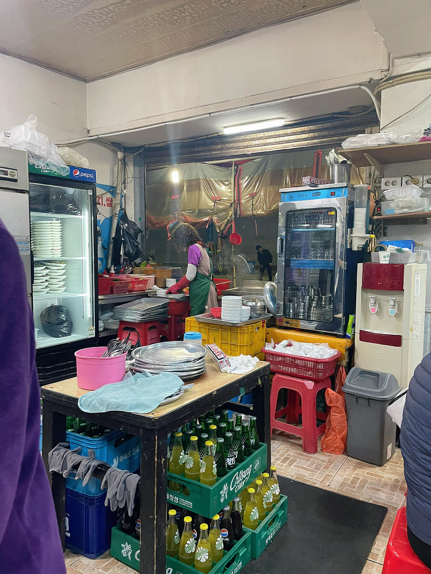 
                        韓國｜在釜山發現超新鮮的美味鰻魚餐廳在釜山南浦樂天市場購物后????，想著在附近找個地方大快朵頤。晚上19:00多經過附近的海鮮市場??????，看到很多本地人光顧的店鋪，忍不住進去一探究竟。原來這是一家專門做鰻魚的店，店里還有一位阿姨會說普通話哦??。這次的點單包括：- 炭烤鰻魚 中份（50,000韓元）- 燒酒（4,000韓元）中份有兩整條鰻魚，小菜和包菜可以無限續，還有兩份小貝海鮮湯，味道鮮甜?。鰻魚非常新鮮，阿姨幫忙烤的時候還能看到鰻魚在彈動，入口非常彈牙，沒有腥味。店里的老板和阿姨們都超級可愛，還主動和我們聊天???????????。下次探店機會：??????????/5地址：65 Jagalchihaean-ro, 南浦洞, 正古, 韓國釜山（南浦站10號出口，朝海邊方向前行，右轉直走就能看到）#韓國 #韓餐 #韓國生活 #韓國日常 #韓國美食 #韓國旅行 #韓國旅游 #韓國探店 #釜山 #韓國釜山 #韓國釜山美食 #釜山美食 #釜山探店 #釜山旅游 #釜山生活 #釜山攻略 #鰻魚 #釜山烤魚 #烤鰻魚 #活烤鰻魚 #炭烤鰻魚 #南浦 #釜山南浦 #南浦站 #南浦美食
