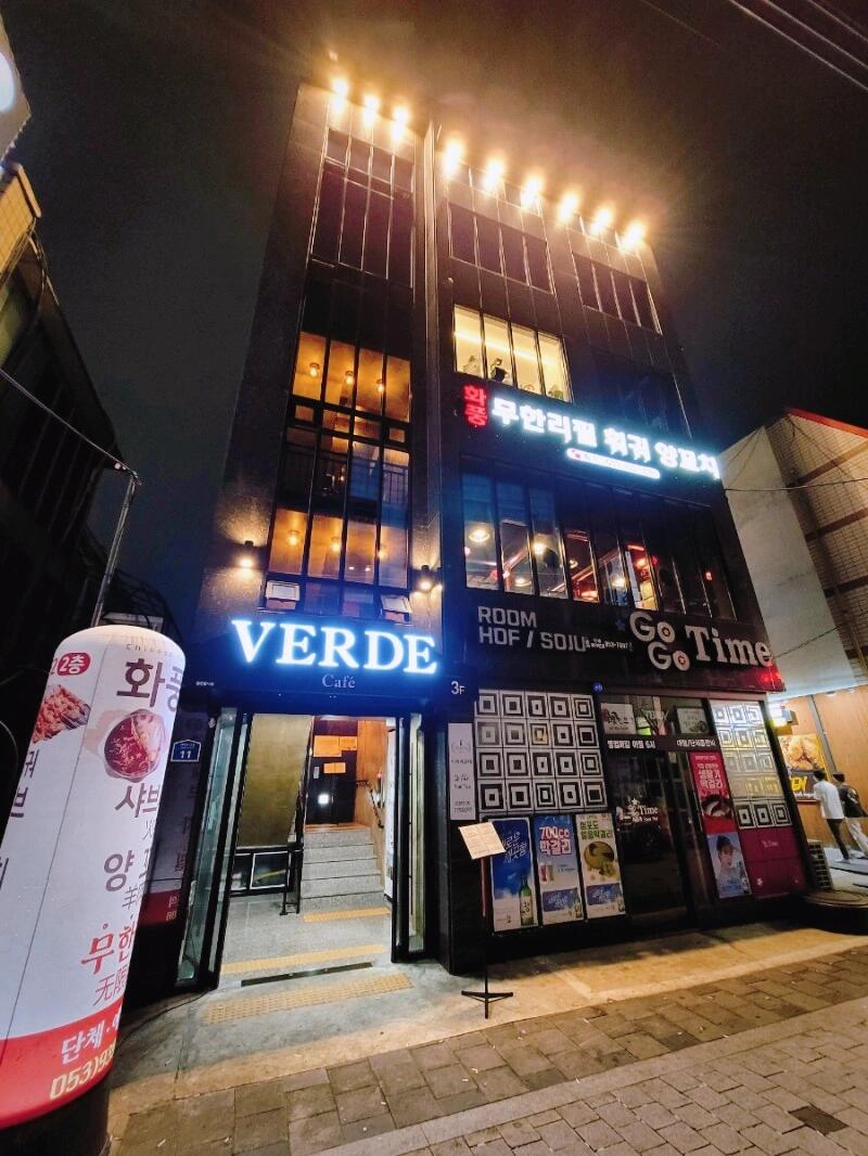 
                        大邱??慶北大附近無限自助羊肉串火鍋店??????慶北大附近在網上看到很多推薦，終于去了這家店！去的時候人好多呀，????????人都有。幸好還有一個空桌?；疱伜痛梢酝瑫r吃，但我們兩個人吃不了，就只吃了最想念的串。串的調料都是中國的，孜然、辣椒粉啥的，都很正宗。最重要的是，串都是自己拿，不用叫服務員，不用看眼色??，太適合??社恐人士了哈哈哈。肉??都是腌過的，很有味，羊牛肉、豆腐啥的都有，種類還挺多的。順便看了一下火鍋的材料，也是自己拿，種類也很多，麻醬啥的都很中國????。下次準備來吃火鍋。這家店服務生的態度也很好，應該是留學生吧。總之推薦！#大邱 #大邱旅游 #大邱美食 #火鍋 #烤串 ??