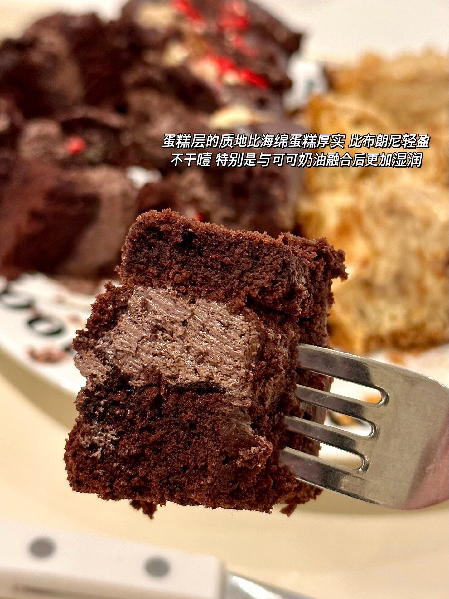 
                        ????探店|甜品|????|甜而不膩的美味體驗??店名: ???? ??????營業時間: 10:00-22:00最后點單時間: 21:00??地址: ?? ??? ????56? 16 (捷運站狎鷗亭羅德奧站5號口附近)---??價格:??????? (moon美式) ??7000??????? (冰激凌拿鐵) ??8500??????? (泰迪熊奶茶) ??9000sausage black ink salt (香腸墨魚汁海鹽面包) ??5000earl grey cronut (伯爵紅茶酥皮甜甜圈) ??5500milk/salted cronut (牛奶/海鹽酥皮甜甜圈) ??5800bite me cake ??12500---和朋友在附近閑逛時偶然發現的甜品寶地，沒想到還曾出現在全知和其他綜藝節目中?？Х鹊瓴粌H有戶外座位，室內更是有三層空間可供選擇。裝修風格結合了小清新與復古歐式，非常適合拍照打卡??。雖然甜品種類不算特別多，但每款都各具特色。原本只打算嘗試三種，結果越吃越上癮，又追加了兩款，足見這家店多合我和朋友的口味??。甜度控制得非常好，不會過于甜膩，而是恰到好處的愉悅。比如biteme巧克力蛋糕，保留了巧克力的原始濃郁風味??，沒有過多的糖分調味。酥皮甜甜圈是這家店的招牌之一，大約有7到8種口味，我最喜歡的是伯爵紅茶味。雖然位于狎鷗亭這樣的地段，但價格相對親民，不算昂貴。強烈推薦來這里品嘗哦??。---#韓國 #韓國生活 #韓國美食 #韓國旅游 #首爾 #首爾探店 #首爾美食 #首爾旅行 #狎鷗亭探店 #狎鷗亭咖啡廳 #每秒都值得記錄