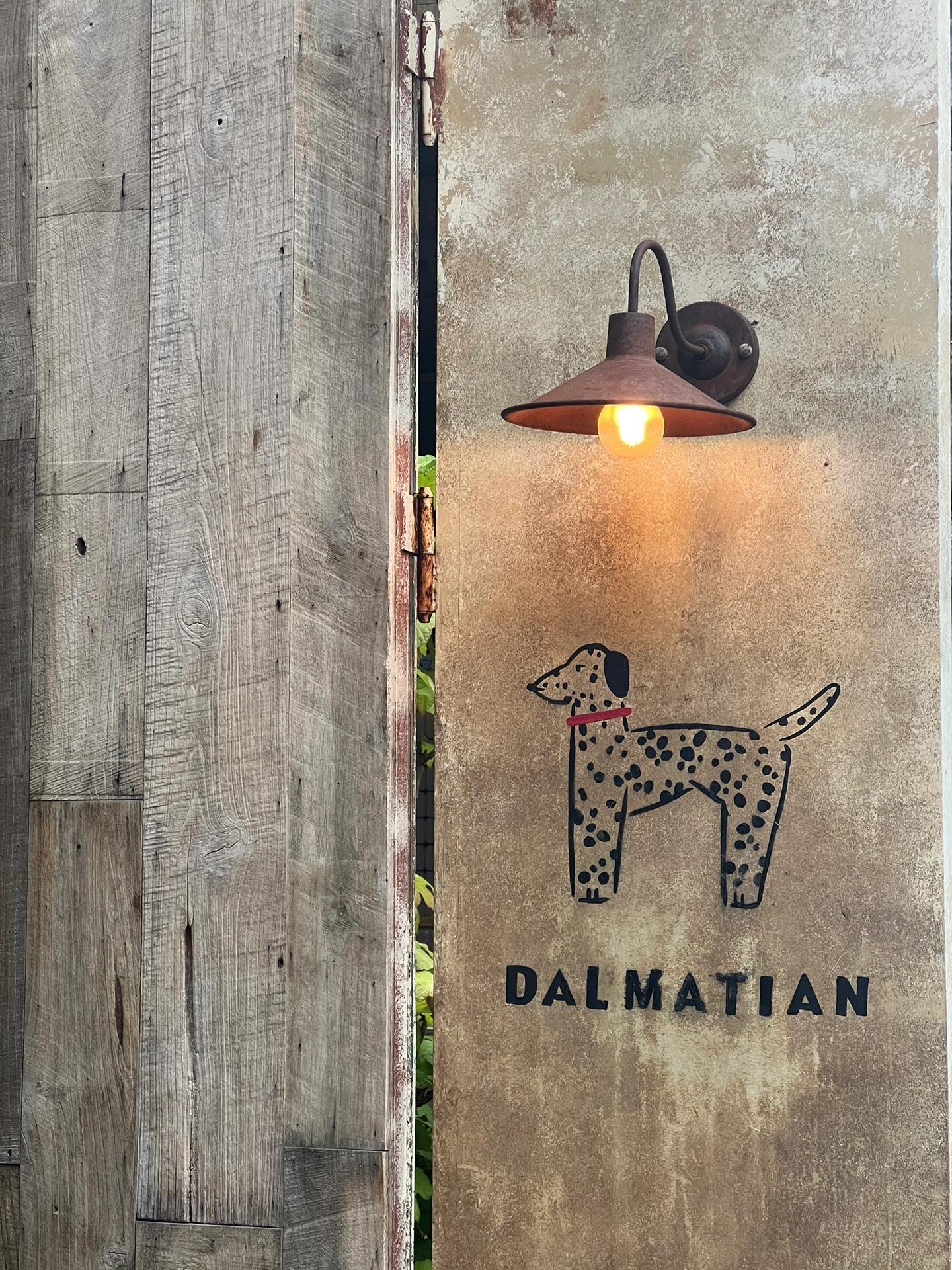 
                        韓國探店｜狎鷗亭的下午時光??小狗拉花咖啡??Dalmatian??????? ??? ??? ????42? 42??奔著狗狗元素去的，真的超可愛！店里非常適合拍照??，而且除了咖啡，還有各種美味餐點～如果在狎鷗亭逛街逛累了，可以來這里喝杯咖啡，放松一下??#韓國日常 #韓國探店 #韓國咖啡廳 #韓國生活 #韓國旅游 #跟我來探店 #周末探店 #COTD咖啡探店 #探店 #狎鷗亭探店 #狎鷗亭咖啡廳 #狎鷗亭餐廳