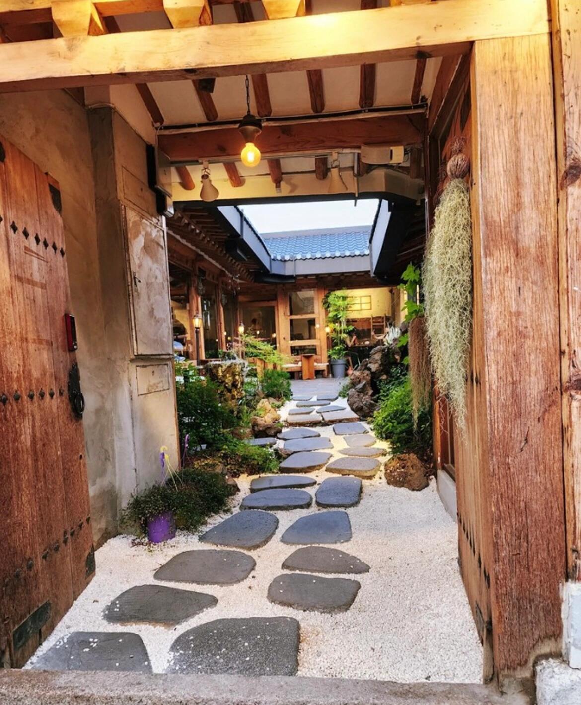 
                        “宮殿、購物與美食”捷運三號線一站式體驗第一站 青瓦臺歷任韓國總統辦公地點，外國游客可持護照??現場預約參觀。每日開放時間為：9:00、10:30、12:00、13:00、15:00、16:30。??捷運三號線 景福宮站 3號出口出，需步行1公里，參考圖二。第二站 景福宮??捷運三號線 景福宮站5號出口。外國未成年人免費，成年人需購票入內，票價3000韓元/人。??穿韓服免費哦！景福宮周邊有多家韓服店，租2小時足夠逛完。??每周二固定休息。??9.4~10.15期間有夜間參觀活動，可欣賞景福宮夜景。特別推薦步行至慶會樓（圖5）附近，拍照超贊????????????。第三站 北村韓屋村??捷運三號線 安國站2號出口。來到韓屋村，必嘗正宗參雞湯！百年土種參雞湯（圖7）就在去韓屋村的路上，顯眼的黃色大公雞??。??韓屋村仍有當地居民生活，游覽時請盡量小聲。第四站 仁寺洞??捷運三號線 安國站6號出口。仁寺洞歷史悠久，充滿傳統文化氣息，聚集了許多古董商街。走進胡同，各式傳統美食店和茶館等你探索。第五站 益善洞??捷運三號線 鐘路三街站6號出口。益善洞從傳統韓屋發展為現代都市型韓屋，密集的韓屋中藏著有韻味的咖啡廳、餐廳和小商店，是探訪味道與風韻的好去處。#韓國 #韓國旅游 #景福宮 #首爾景福宮韓服體驗 #青瓦臺 #首爾旅游 #北村韓屋村 #仁寺洞 #益善洞 #首爾 #首爾旅游