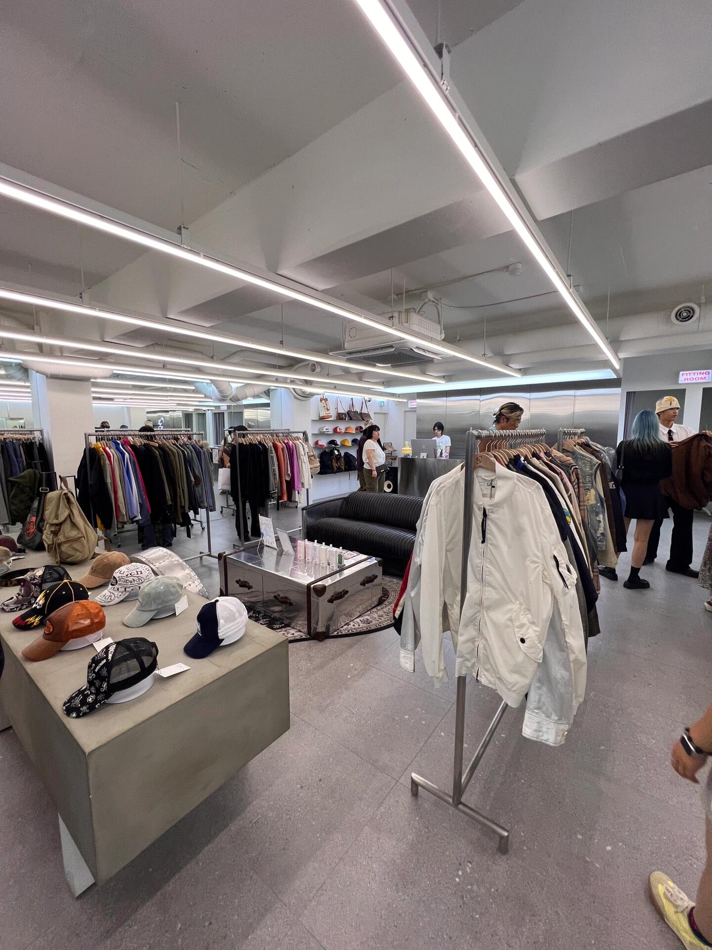 
                        ????首爾圣水Vintage店探秘，Burberry風衣輕松入手！最近一直想入手一件Burberry風衣，韓國朋友帶我逛了首爾圣水的三家超贊的vintage店，最后只花了1100元人民幣就搞定啦～??1?? **Bronzwick**如果時間有限，只能去一家，那一定要選這家！強烈推薦！店內衣服款式豐富，尤其是秋冬款，Burberry風衣就是在這里淘到的～試了幾件衣服，性價比超高！不過這家離圣水步行街稍遠，步行約十分鐘。現在有折扣，直接轉款還能省手續費，1100元人民幣就拿下品質超好的Burberry風衣，其他地方至少要1800元，超值！?? 地址：?? ??? ???17? 11 3? ?????? 電話：0507-1389-56532?? **BTF**這家位于圣水步行街的核心地段，二樓有個大兔子標志。相比第一家，這里主要賣包包和鞋子，價格更優惠，但款式較少。逛圣水時可以順便去看看～?? 地址：?? ??? ???? 62 2??? 電話：0507-1336-29143?? **ZKV ?????**這家也在圣水步行街，款式和品牌更講究，試了幾件都不錯，品質優于第二家。不過沒找到Burberry風衣，風格偏hip，像巴倫西亞這種大牌比較多，所以最終還是選擇了第一家。?? 地址：?? ??? ???? 50 . ?? 1??? 電話：0507-1378-2170這三家店都有Instagram賬號，大家可以去參考一下哦～??#買手店 #探店 #潮牌 #首爾探店 #圣水洞 #圣水探店 #中古包vintage #BURBerry #burberry #風衣 #vintage #韓國購物 #首爾購物 #時尚達人