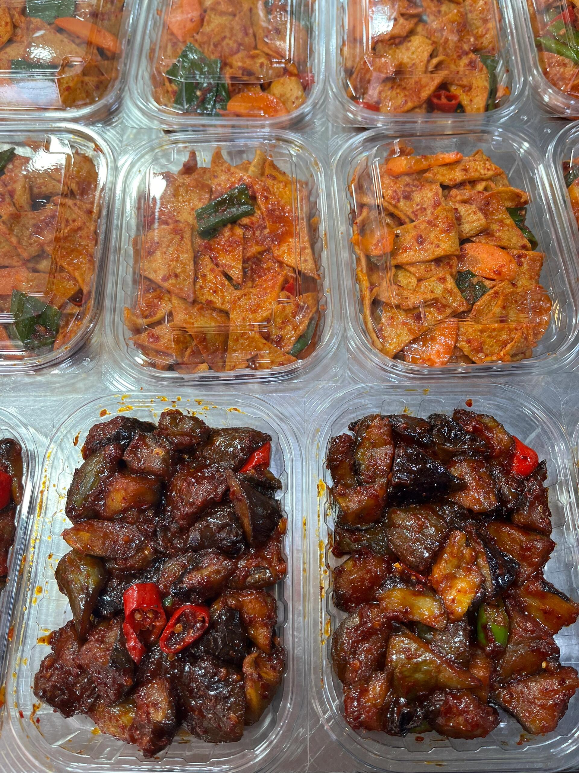 
                        在韓國????東大門用韓幣3000元淘到美味炒菜用3000元韓幣就能買到一盒美味炒菜，真心覺得超值又好吃！尖椒炒土豆絲、干蝦炒角瓜、辣魚餅、醬牛肉和泡菜都讓人欲罷不能！?? #韓國東大門 #美食日常 #首爾美食 #吃貨必備