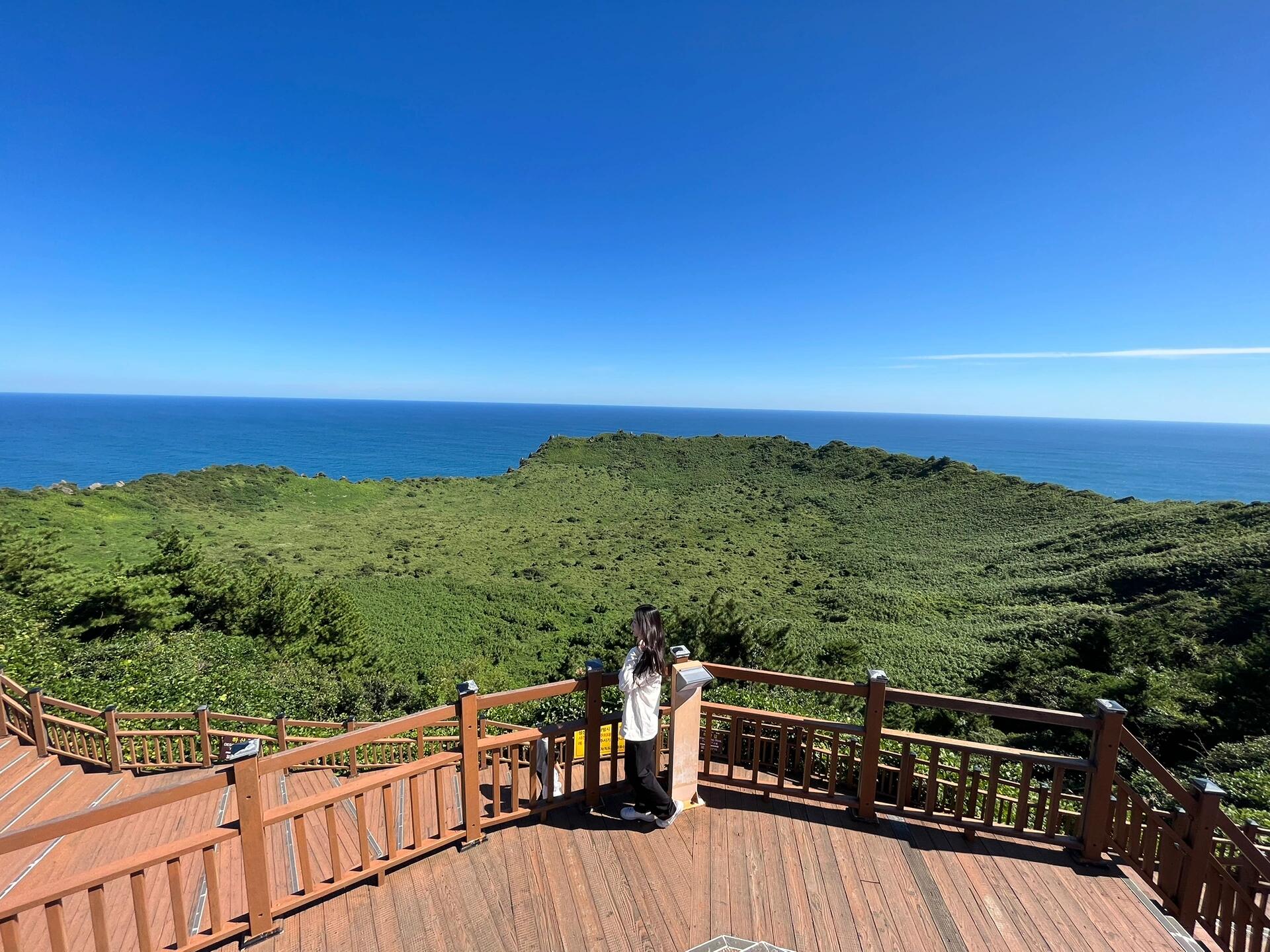 
                        再見濟州藍??城山日出峰真的是美得讓人心醉……仿佛讓我回到了4年前在墨爾本大洋路的時光……雖然這次沒能嘗到期待已久的醬蟹和水拌生魚片，但或許正是這些小遺憾讓我們期待下一次的旅程吧。最后一天了，真的不想離開呢。#濟州島 #西歸浦 #城山日出峰 #韓國旅行 #旅行日記 ?????
