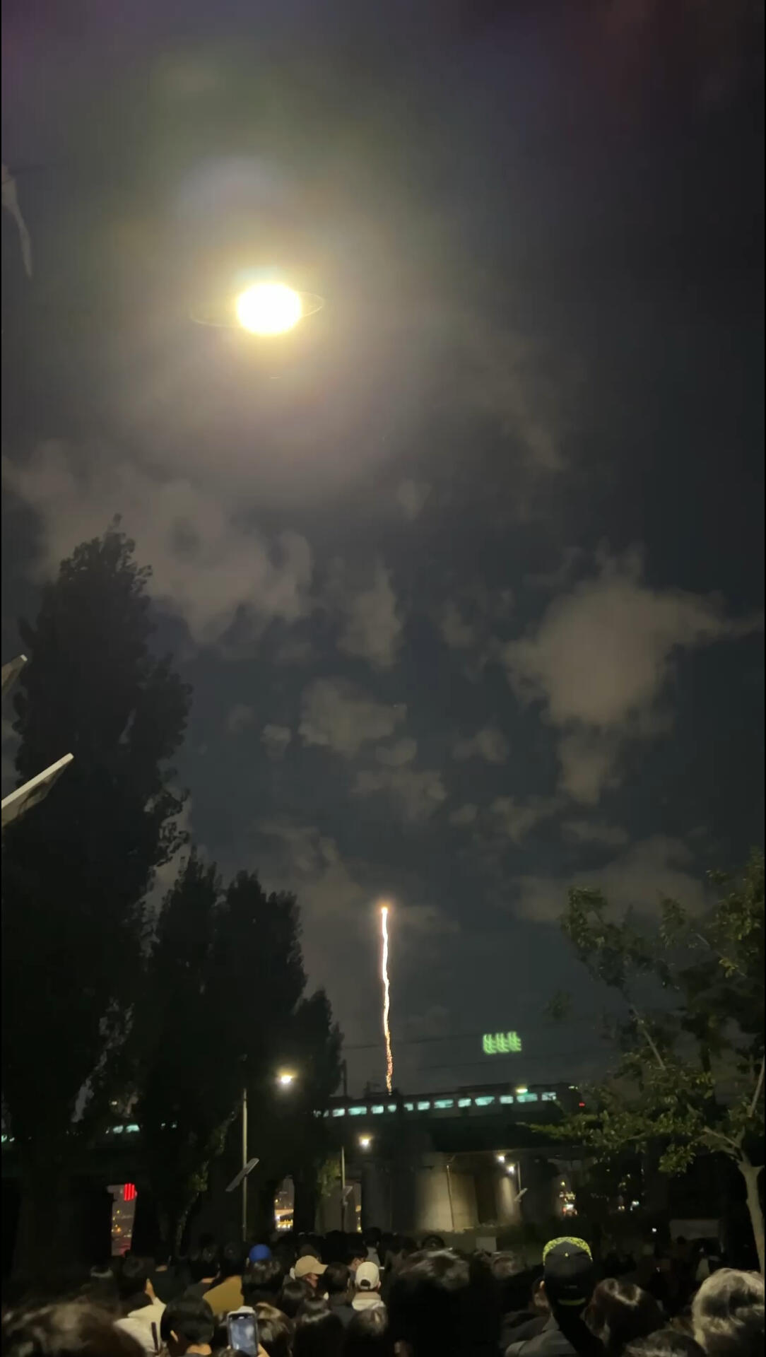 
                        漢江煙花秀，浪漫滿分！韓國漢江煙花秀，真的美到炸裂！人山人海的場面也擋不住這份浪漫～???#煙花秀 #首爾漢江 #韓國旅游