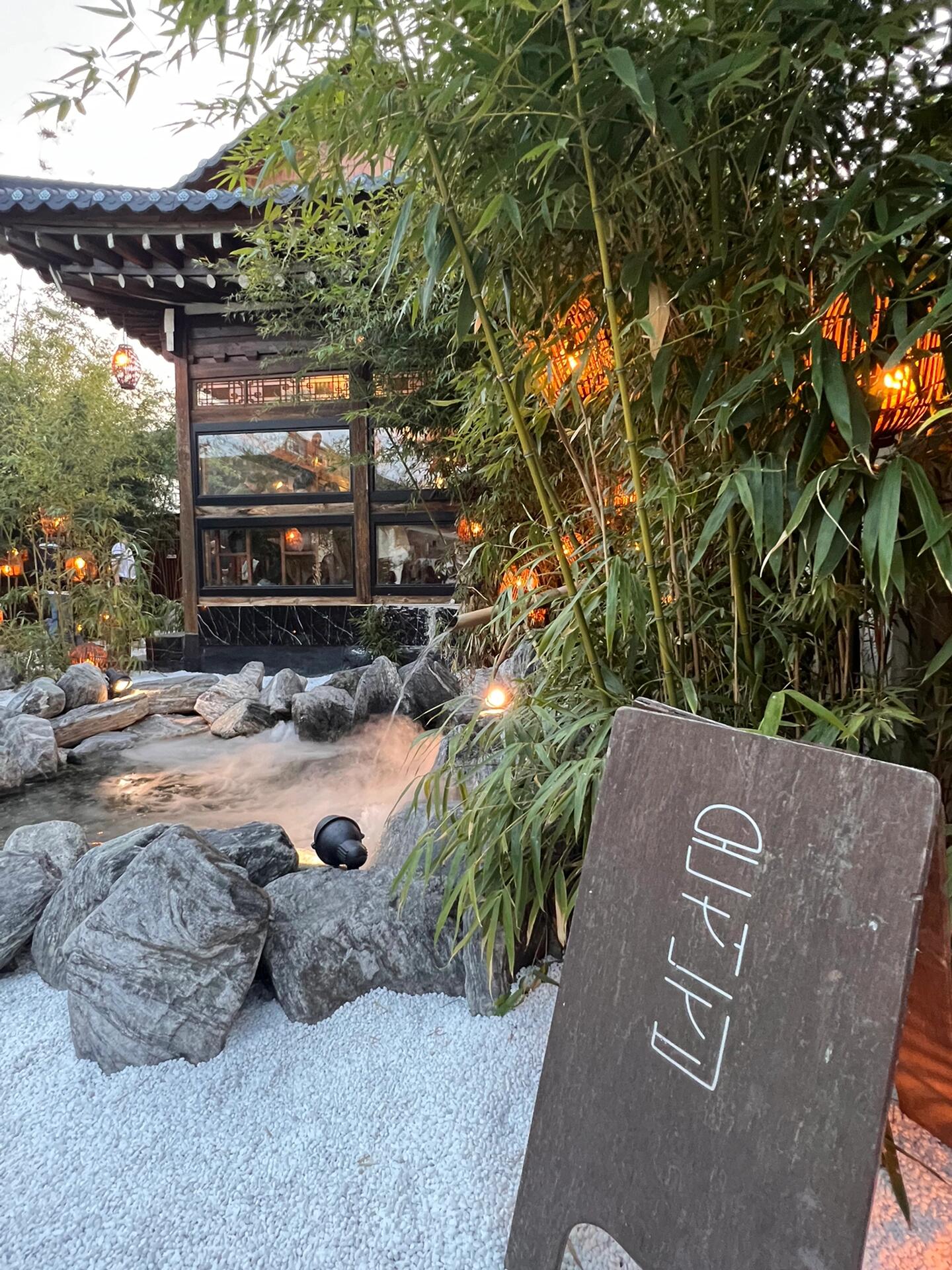 
                        ???? ??兩天一夜旅行攻略??的建筑風(fēng)格真是滿滿的韓國(guó)味，連星巴克的建筑都充滿了??的氣息~游玩路線推薦：1??????：咖啡愛(ài)好者的天堂！這里每隔幾步就有一家獨(dú)具風(fēng)格的咖啡廳，超級(jí)適合拍照打卡??。建議住在附近，方便游玩。2??公園：這里有很多小墳頭，適合帶點(diǎn)東西來(lái)野餐，空間寬敞，風(fēng)景如畫??。3?????烤肉店：老板服務(wù)非常???，烤肉絕對(duì)值得一試，環(huán)境也很贊??。4?????、????、??????館：這些景點(diǎn)都很近，可以租個(gè)小車車來(lái)個(gè)兜風(fēng)之旅??。#留學(xué)韓國(guó) #韓國(guó)慶州 #韓國(guó)慶州旅行 #韓國(guó)慶州咖啡廳 #?????? #韓國(guó)旅行 #韓國(guó)美食 #韓國(guó)文化