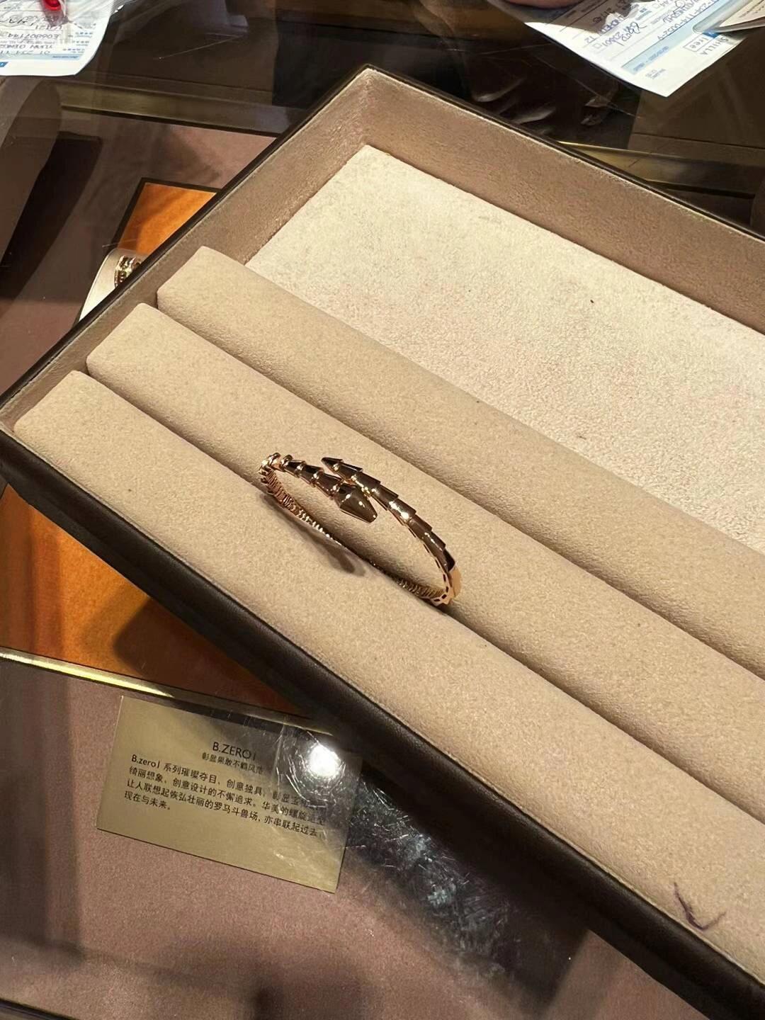 
                        ???? 十月份寶格麗，秋天的奢華寶格麗象征著永恒的優(yōu)雅、獨(dú)特的風(fēng)格和卓越的工藝。那款經(jīng)典的Serpenti手鐲，真的是品質(zhì)與品味的象征。無(wú)論是送給自己還是男/女朋友，都是一個(gè)絕佳的選擇哦～ #寶格麗手鐲 #寶格麗BVLGARI #寶格麗小扇子 #手鐲 #送女朋友禮物 #寶格麗 #寶格麗項(xiàng)鏈 #寶格麗戒指 #韓國(guó)免稅店