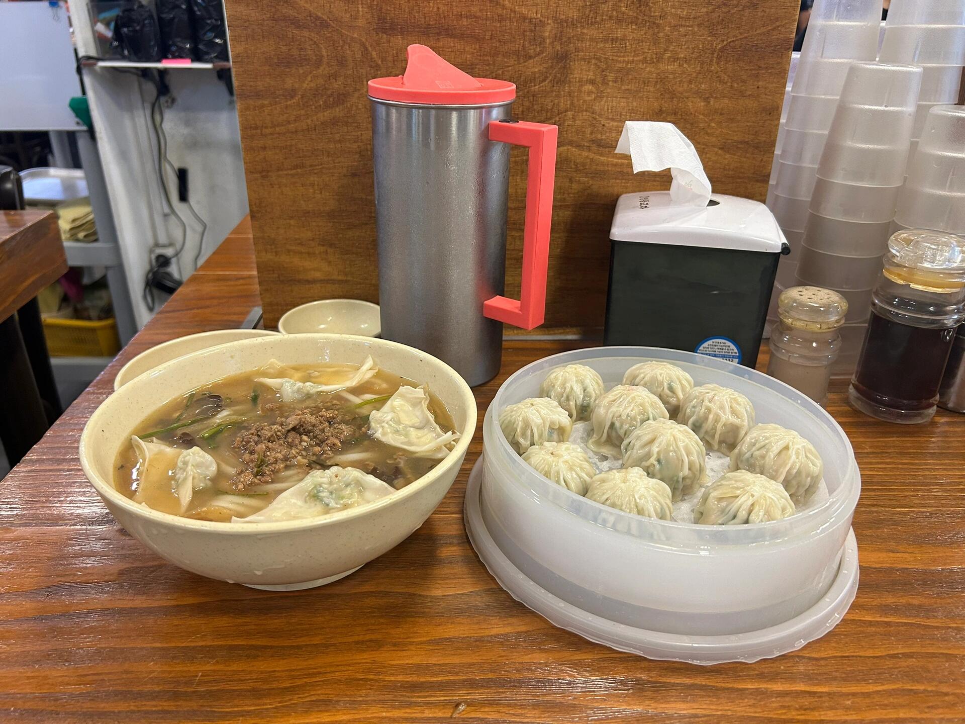 
                        ???? ?? ?? 久違的首爾Day 2?? 新羅免稅店 最近有折扣優(yōu)惠哦！??飯店旁邊就是免稅店，早上9點(diǎn)半開(kāi)門，逛了一下，價(jià)格很友好。化妝品最近在打折，阿瑪尼藍(lán)標(biāo)和紅標(biāo)都在65折，折后人民幣260多。Gucci的馬鞍包18000多，比國(guó)內(nèi)官網(wǎng)便宜5000多，超值！???? 明洞逛了Olivia Young，人氣很高，跟著潮流買了各種護(hù)膚和彩妝。中午在一家米其林推薦的餃子店吃飯——????，點(diǎn)了???刀切面和??餃子，餃子吃多了有點(diǎn)膩，但面條還不錯(cuò)，不辣哦！???? 明洞樂(lè)天Plaza Young飯店和免稅店都有免費(fèi)穿梭巴士直達(dá)，這里的衣服鞋子價(jià)格實(shí)惠，很多首爾的年輕人都會(huì)來(lái)逛。我每次到首爾都會(huì)去，最近也有折扣，小香風(fēng)外套打完折4百多，比起東大門，很多都有尺碼。今天買了兩雙鞋子和一件外套，開(kāi)心！?????? 首爾南山塔坐纜車來(lái)回，好像漲價(jià)了，來(lái)回韓幣12000。晚上8點(diǎn)多的時(shí)候下雨了，明天一天都有雨，打算去汝矣島的現(xiàn)代百貨逛逛。???#首爾旅行 #首爾 #首爾購(gòu)物去哪里 #韓國(guó)免稅店 #首爾南山塔 #韓國(guó)旅游 #國(guó)慶節(jié)旅游 #明洞美食 #明洞