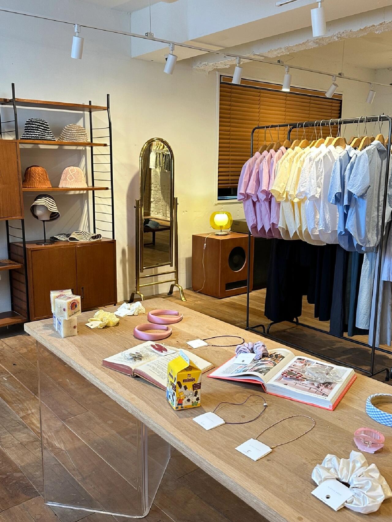 
                        弘大購(gòu)物指南：買衣服就來(lái)這家店！???? ??? AVER HAUS??首爾麻浦區(qū) ????? 78 地下1層, 1層, 2層, 3層??周一至周四 下午12點(diǎn)-晚上11點(diǎn) / 周五至周日 上午11:30-晚上11點(diǎn)??捷運(yùn) 弘大入口站 9號(hào)出口 548米在弘大，這家店絕對(duì)是你第一個(gè)想掏錢包的地方！店內(nèi)按照色系、類型和搭配方式進(jìn)行陳列，款式多樣，輕松找到屬于自己的風(fēng)格。在韓國(guó)想買衣服，首先想到的就是這里。店鋪共有三層，結(jié)賬柜臺(tái)在3樓，從門口一路逛到三樓再結(jié)賬。室內(nèi)裝潢是美式風(fēng)格，我覺(jué)得是弘大所有服裝店中最美的。店內(nèi)還有迷人的木質(zhì)香氛。??價(jià)格大多在韓幣2萬(wàn)+、4萬(wàn)+，也有6萬(wàn)、8萬(wàn)等高價(jià)位。有些看起來(lái)不貴的衣服拿起來(lái)只要2萬(wàn)5，有的看起來(lái)便宜但要6萬(wàn)多。總之，喜歡的話可以先試穿看看哈哈。2樓試衣間記得拖鞋再進(jìn)去哦！偷偷分享一個(gè)小發(fā)現(xiàn)：雖然標(biāo)題寫了來(lái)這家店就對(duì)了，但如果有時(shí)間慢慢逛，建議多比價(jià)。在這家店看到喜歡的款式，可能在附近的店里會(huì)有更便宜的價(jià)格哦！---#周末去哪兒 #弘大 #弘大探店 #韓國(guó)購(gòu)物 #韓國(guó)探店 #首爾弘大 #首爾弘大探店 #首爾弘大攻略 #弘大逛街攻略 #弘大購(gòu)物 #韓國(guó)弘大購(gòu)物攻略 #推薦衣服 #買衣服 #韓國(guó)衣服 #弘大衣服 #弘大必逛衣服店之一