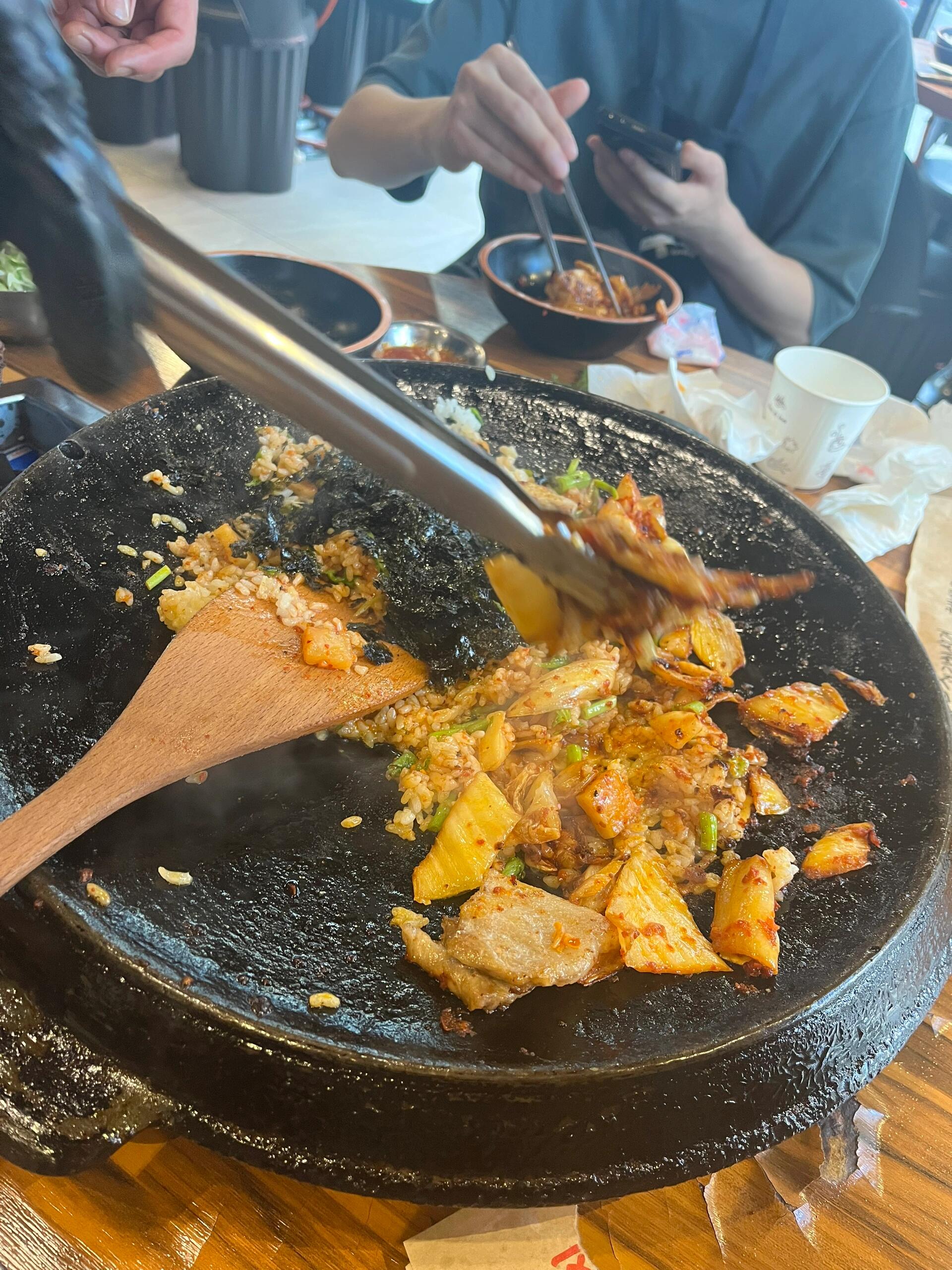 
                        漢南洞烤肉，絕對(duì)值得一試！??各位來(lái)漢南洞逛街的小伙伴們，千萬(wàn)不要錯(cuò)過(guò)這家烤肉店哦！味道真的超級(jí)棒！??店里還有中文菜單，點(diǎn)餐無(wú)壓力！?? 我們兩個(gè)人吃了45,000韓幣，性價(jià)比超高！具體地址我會(huì)放在評(píng)論區(qū)，用Naver地圖導(dǎo)航就能找到啦～服務(wù)員小哥態(tài)度超好，體驗(yàn)感滿分！? #漢南洞美食 #漢南洞 #漢南洞探店 #韓國(guó)美食 #韓國(guó)旅行