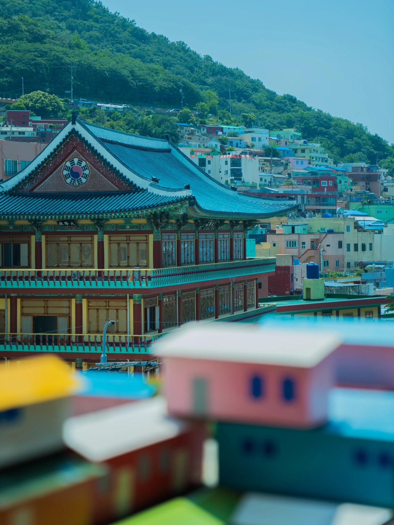 
                        漫步釜山甘川文化村｜韓國(guó)版圣托里尼的色彩之旅韓國(guó)釜山的甘川文化村，曾經(jīng)是一個(gè)山頂?shù)呢毭窨摺?0世紀(jì)50年代，朝鮮戰(zhàn)爭(zhēng)的難民涌入這里，使得這個(gè)地方一度非常貧窮。然而，近年來(lái)在釜山政府、藝術(shù)家和當(dāng)?shù)卮迕竦墓餐ο拢@里的破舊房屋被粉刷成了五顏六色的模樣，搖身一變成為如同明信片般的旅游勝地。????【環(huán)境介紹】甘川文化村由色彩斑斕的小房子組成，沿著山谷呈半圓形分布。漫步其中，如果不做停留，大約30分鐘即可走完。村子里有許多咖啡館和文創(chuàng)店，最受歡迎的活動(dòng)之一就是與小王子雕像合影，不過(guò)通常需要排隊(duì)哦！當(dāng)然，最好選擇藍(lán)天白云的日子來(lái)訪，陰雨天的景色可能會(huì)遜色不少。????【交通方式】從飯店出發(fā)，乘坐捷運(yùn)或公交，然后換乘2-2、2、1-1等小巴士上山即可到達(dá)。??【釜山交通】釜山擁有捷運(yùn)系統(tǒng)，但像海云臺(tái)、甘川文化村等景點(diǎn)，捷運(yùn)通常無(wú)法直達(dá)，需要乘坐公交。因此，建議在機(jī)場(chǎng)或便利店購(gòu)買交通卡，價(jià)格為3000韓幣。卡片可以在捷運(yùn)站或便利店隨時(shí)充值，最低充值金額為1000韓幣。這樣，你就可以隨心所欲地乘坐各種交通工具啦。????【釜山住宿】釜山的飯店價(jià)格大約從400人民幣起，繁華地段的價(jià)格可能達(dá)到六七百元。大多數(shù)飯店下午3點(diǎn)可以入住，但也有部分飯店晚上6點(diǎn)才可入住，記得仔細(xì)查看入住規(guī)則哦。??#浪漫生活的記錄者 #釜山旅行 #釜山 #韓國(guó)旅游 #甘川文化村 #韓國(guó)釜山 #釜山攻略 #釜山旅游 #韓國(guó)生活 #韓國(guó) #韓國(guó)旅行 #釜山旅游景點(diǎn) ??