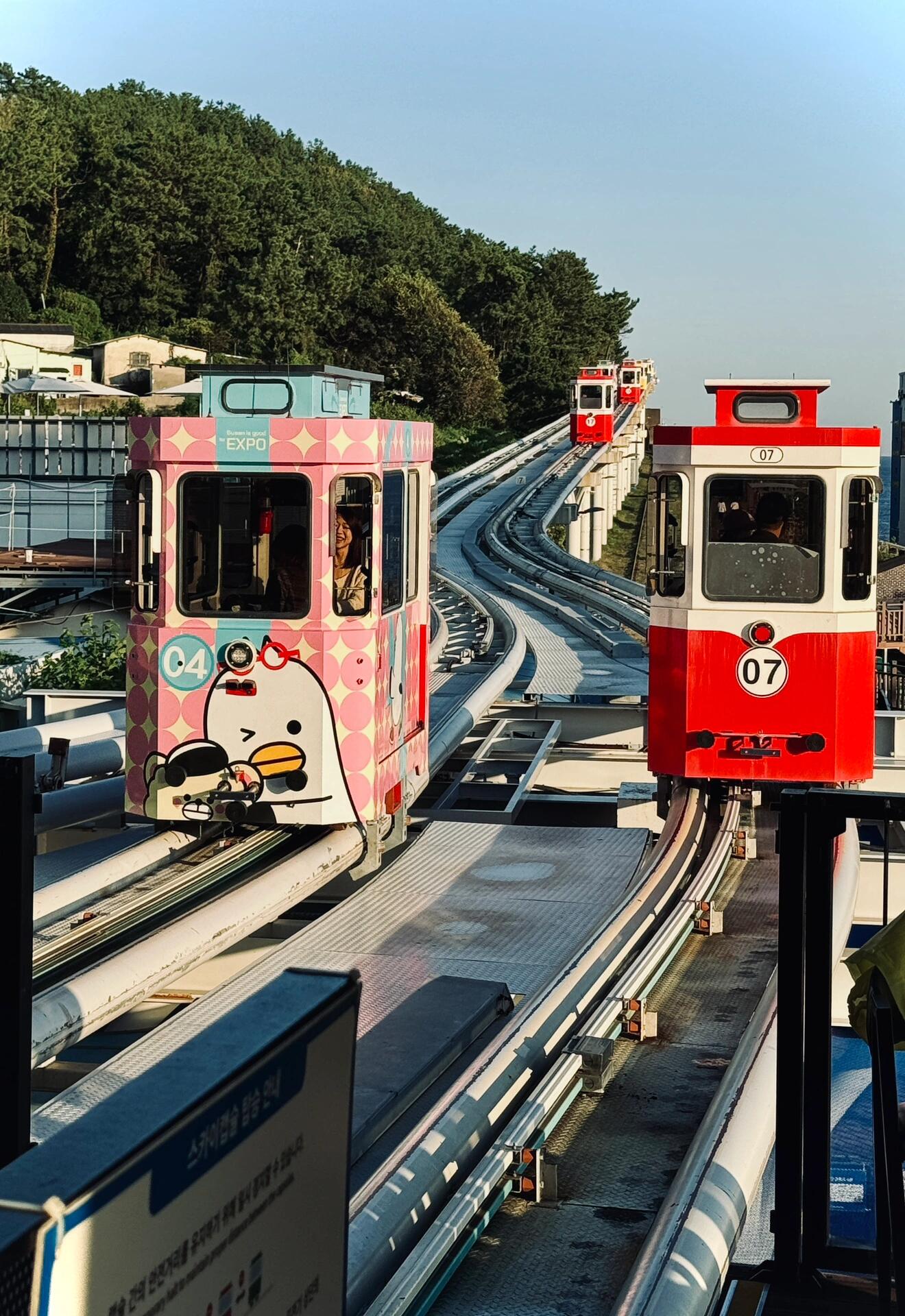 
                        釜山必打卡！海上膠囊小火車??#韓國(guó) #釜山 #釜山膠囊列車 #膠囊小火車 #釜山旅行釜山真是美得讓人心動(dòng)！這次體驗(yàn)了海上膠囊小火車，簡(jiǎn)直太贊了！??沿途風(fēng)景如畫，海天一色，真是讓人流連忘返。來(lái)釜山一定要試試這個(gè)獨(dú)特的交通工具，感受不一樣的旅行體驗(yàn)哦！???