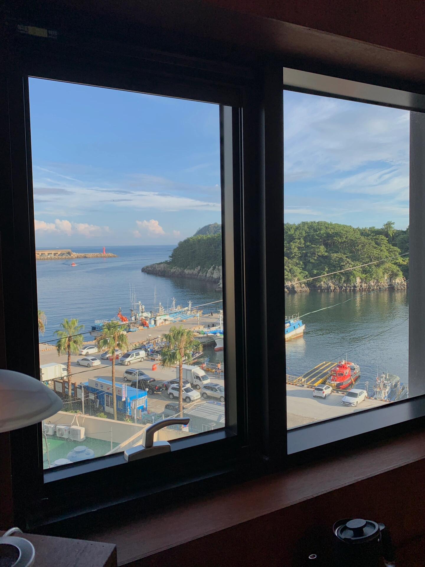 
                        像畫一樣?西歸浦港??起床拉開(kāi)窗簾，看到這個(gè)景就心情好好??港口??海景??小屋??喜歡??#韓國(guó)旅行 #西歸浦 #濟(jì)州島民宿 #療愈 #海景房 #旅行日記 #打卡圣地