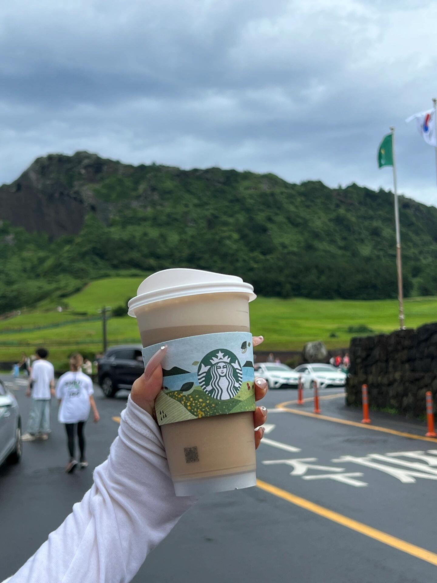 
                        濟(jì)州島必打卡的城山日出峰！有點(diǎn)新西蘭的感覺(jué)??，山坡草地、懸崖、海邊，還有獨(dú)特的黑沙灘???。晚上就住在城山日出峰附近，步行不到10分鐘就能到，真的美到不行，去了兩次都不夠！我們的行程是：第一天從機(jī)場(chǎng)出發(fā)，第二天游玩咸德水域場(chǎng)和月汀里（住在月汀里），第三天去城山日出峰和涉地可支（住在城山日出峰附近）。全程打車，費(fèi)用大約在100-200之間。打車的好處就是省時(shí)間，可以去更多地方，超級(jí)方便～???#城山日出峰 #濟(jì)州島旅行 #濟(jì)州島攻略 #濟(jì)州島拍照 #旅行穿搭