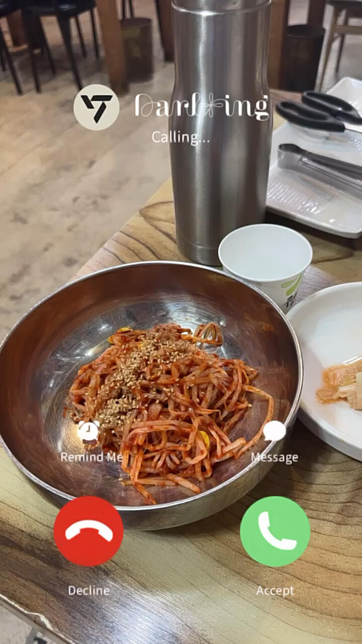 
                        大邱必打卡：克拉們的燒肉天堂??來(lái)到大邱，吃什么最地道？當(dāng)然是去S.coups最愛(ài)的烤肉店啦！整間店都被小卡片和留言裝飾得滿滿的（大約80%都是關(guān)于S.coups的哦）。推薦必點(diǎn)豬頸肉和五花肉，搭配的土豆也特別美味。一個(gè)人大約花費(fèi)20000-25000韓元就能吃得很滿足。雖然嘗過(guò)不少烤肉店，但這家的味道絕對(duì)不輸大牌！豬肉沒(méi)有腥味，口感清爽（難道是粉絲濾鏡的效果？）。那天我獨(dú)自先到大邱，剛進(jìn)門老板就認(rèn)出我是克拉，熱情地介紹店里的特色，甚至知道那周是克拉島活動(dòng)（老板的手機(jī)殼上還有勝澈的照片，真的超可愛(ài)??）。當(dāng)然，吃到一半還享受到了克拉專屬飲料??。老板表示，勝澈是個(gè)很棒的孩子，希望大家多多支持Seventeen ??。總體來(lái)說(shuō)，這是一家即使不是克拉也值得一試的燒烤店。雖然地理位置不在大邱的繁華區(qū)，但味道和體驗(yàn)都非常贊！如果你是克拉，尤其是勝澈的粉絲，那就趕緊來(lái)吧！最后附上in the soop人生四格的合影認(rèn)證??????。店名：????????地址：?? ??? ???3? 81營(yíng)業(yè)時(shí)間：開(kāi)到晚上12:00??#大邱 #克拉 #崔勝澈 #大邱旅游 #大邱探店 #三層肉 #韓國(guó)燒烤 ??????