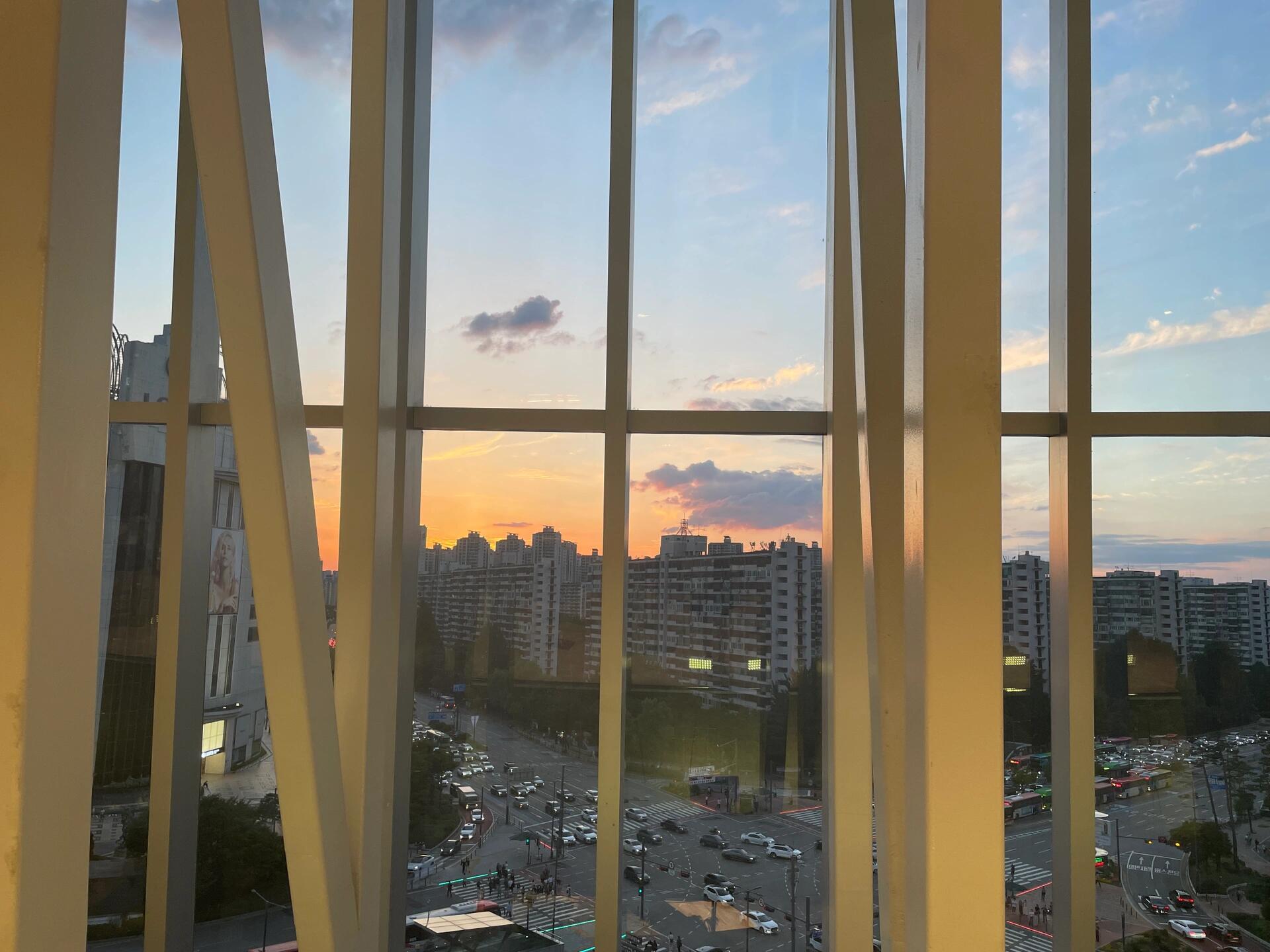 
                        ????首爾周末｜9-10月免費展覽｜因紐特藝術展在Lotte Avenue閑逛時，偶然發現六層有個小展廳，路過的朋友可以進去看看哦~展覽主題是《Rabbit Eating Seaweed: Inuit Art》。因紐特藝術可以理解為愛斯基摩畫作的聯合展，展出約7-10位來自加拿大的畫家作品，主要以鉛筆、版畫和彩印為主，作品多表達人與環境的關系，構圖和主題充滿想象力。起初感覺像是孩子的作品，但細看后發現畫風也融入了現代元素。展覽名稱源于他們1959年Kinngait Studio的第一幅現代代表作。展廳中間還有一個區域可以自己參與涂色，完成的作品會成為新的展品。很多參觀者的作品也很不錯哦。整個展廳不大，出來時還能看到美麗的夕陽，心情超好~~??：Lotte Avenue Gallery 六層?：23.07.25-10.03 (10:30-20:00)??：免費且無需預約#韓國生活 #首爾 #留學韓國 #首爾旅行 #首爾看展 #樂天 #樂天世界 #因紐特 #韓國旅行 #蠶室 #首爾蠶室 ????