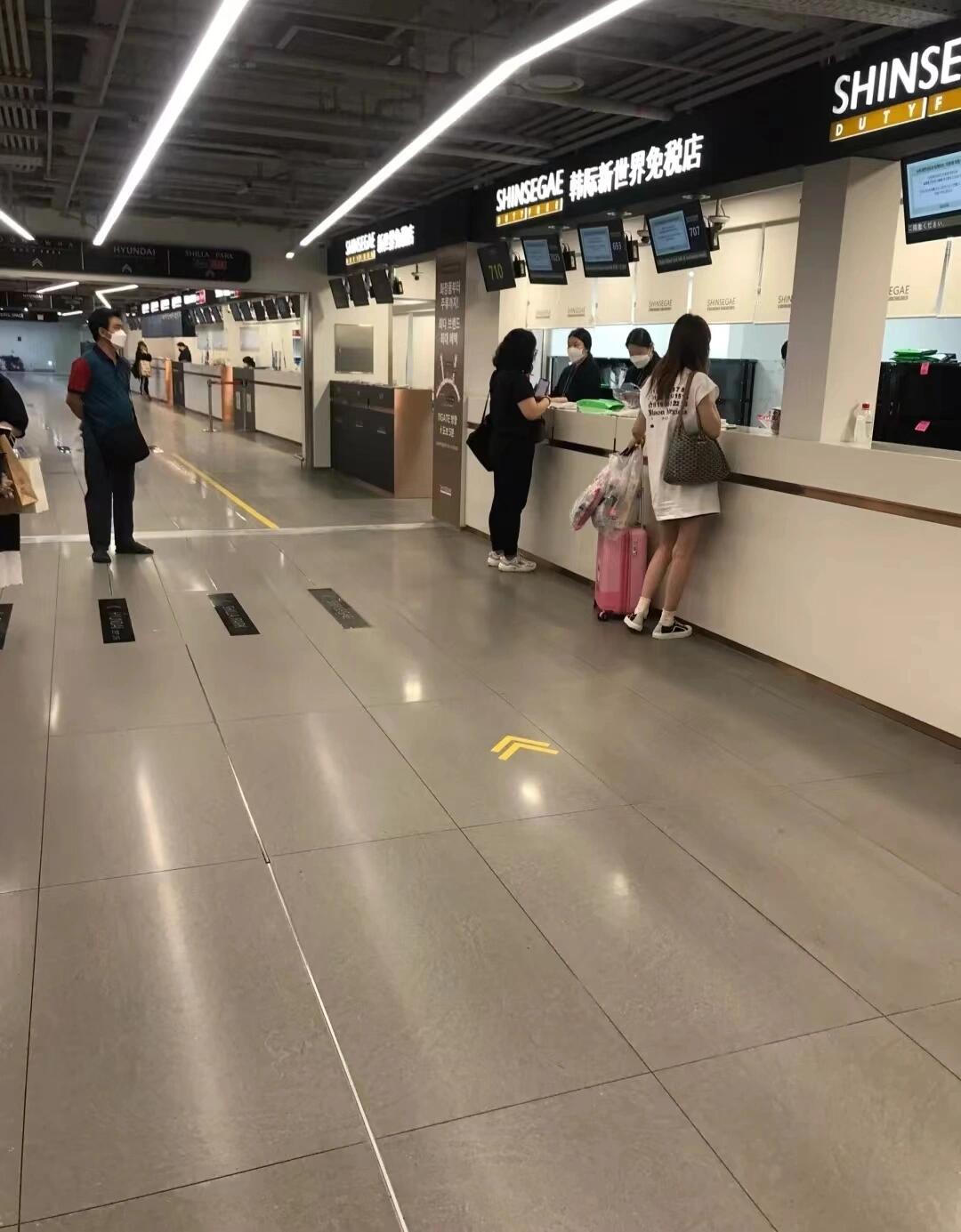 
                        韓國購物省錢攻略??不再踩坑！??避免返點陷阱1?在線訂票和飯店的朋友們注意啦！訂票和飯店時千萬別選擇接送機服務，也別找代買哦。2?別因為貪小便宜而選擇免費接送機服務。———??踩坑后果因為免稅店不提供查詢盜用信息的旅行社服務，每本護照在每個免稅店后臺只能預約一個團號，先預約的團號優先，后預約的團號會被視為重復并盜用護照信息。一旦泄露護照和離境航班信息，購物的返現就會被他們拿走。雖然免費接送機看似方便，但對于想在免稅店瘋狂購物的朋友來說，這可是個大坑！PS：如果已經使用了三方免費接送機服務，可以聯系他們支付接送機費用，取消免稅店團號，再找一家靠譜的返點公司掛返點即可。———??正確的韓國返點方式①掛返點必須是非韓國國籍自由行，有出境機票信息即可！②千萬不能是跟團旅行，或使用免費接機服務哦。③多在??或小紅薯上找幾家進行對比！點位過高的要特別小心！！④當折扣小于返點時，別用折扣！！⑤盡量避免退貨，退貨會導致整個返點取消。⑥回國后保留好：護照照片；入境章照片；往返紙質機票照片；過海關章或回國蓋章，以便于返點。———??返點流程我提前聯系了金游國際→掛返點獲取團號→在免稅店瘋狂購物→結賬時出示團號→拍購物小票給客服核對信息→根據提示操作→離境后就結算啦！！#韓國 #韓國旅游 #韓國旅行 #韓國免稅店 #韓國購物 #韓國代購 ?????