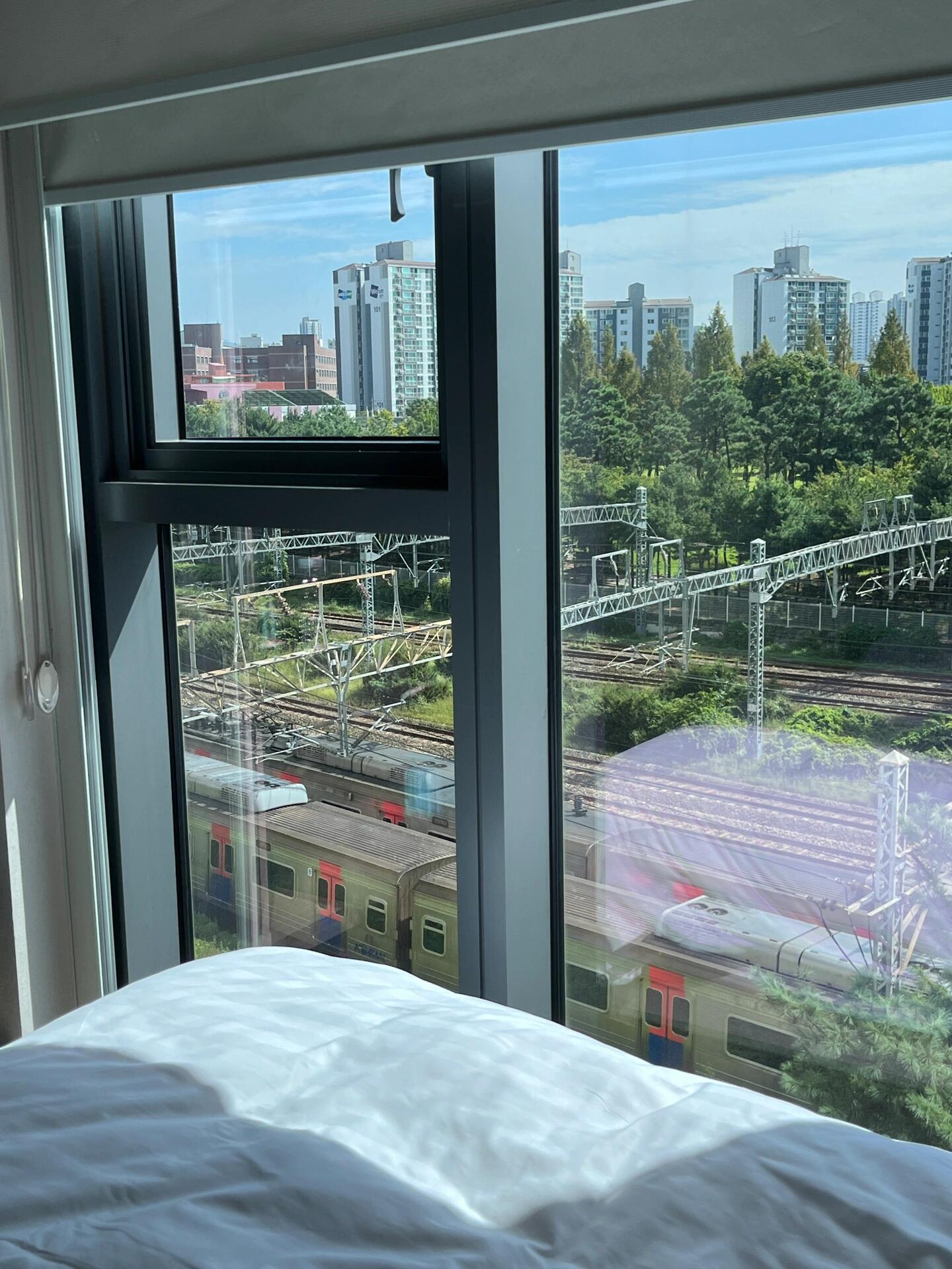 
                        梨泰院爬坡雖累，但韓里韓氣超好看鴨??在首爾的第二天，作為攻略達人?語言小天才（自封的），終于挽回了一些顏面。梨泰院真是滿滿的韓里韓氣，我的搭子專注買鞋買包，而我則專注于吃吃喝喝，還在南山腳下欣賞到了溫柔的日落??。【爬坡路線】漢南洞 > 梨泰院 > 南山??漢南洞：我們從京義線的漢南站出來，朝梨泰院方向走，街景非常好看，有很多地道的吃喝小店，但購物的地方不多。??梨泰院：? 跟著導航去nonfiction，會經過一眾買手摯愛的店，例如ept、ANC、Saturday Mood、Mardi、BBB bagel，反正都在這一片區域。（本來有幾家都懶得找了，結果在??Vinyl & Plastic隔壁的大平臺往下俯瞰，就看到了好幾家）? 爬坡的重點區域就是從梨泰院到南山腳下這一段路，途經一眾別墅和居民區，追逐日落很有趣，但費腿。不想走的話可以坐公車，定位urban cliff或者Café Moonee，兩家都是rooftop咖啡廳，看日落吹風超級贊。（其實這一排的咖啡廳都可以看日落，如果人太多可以換別家）【一些總結】Papago真的在各種場合救了我??命，無論是在捷運、餐廳點餐還是公車站牌等地方。公車：昨天吐槽完很多可愛的??們建議我坐公車，今天繼續挑戰一下。有些站的站牌只有韓語，手機查好路線后，可以用Papago拍照站臺翻譯，再對照手機的路線，上車后注意聽報站或者直接數自己還有多少站。（公車車廂都很新，開得也很平穩，體驗確實比捷運好）在咖啡廳喝完咖啡記得把杯子放回前臺回收，別問我咋知道的，好尷尬??。然后「夸夸」我訂的飯店P16，早上寄存行李時直呼離捷運站好近哦好方便啊！晚上回到才發現，拴大Q近得就在窗戶下面，每一趟列車經過都哐哐哐地聽得一清二楚，一號線、KTX、ITX都對我一視同仁，幸好我睡得香～祝大家中秋節快樂鴨！#梨泰院 #漢南洞 #N首爾塔 #梨泰院日落 #首爾攻略 #首爾旅行 #韓國旅行攻略 #梨泰院探店 #UrbanCliff #十一旅行日記