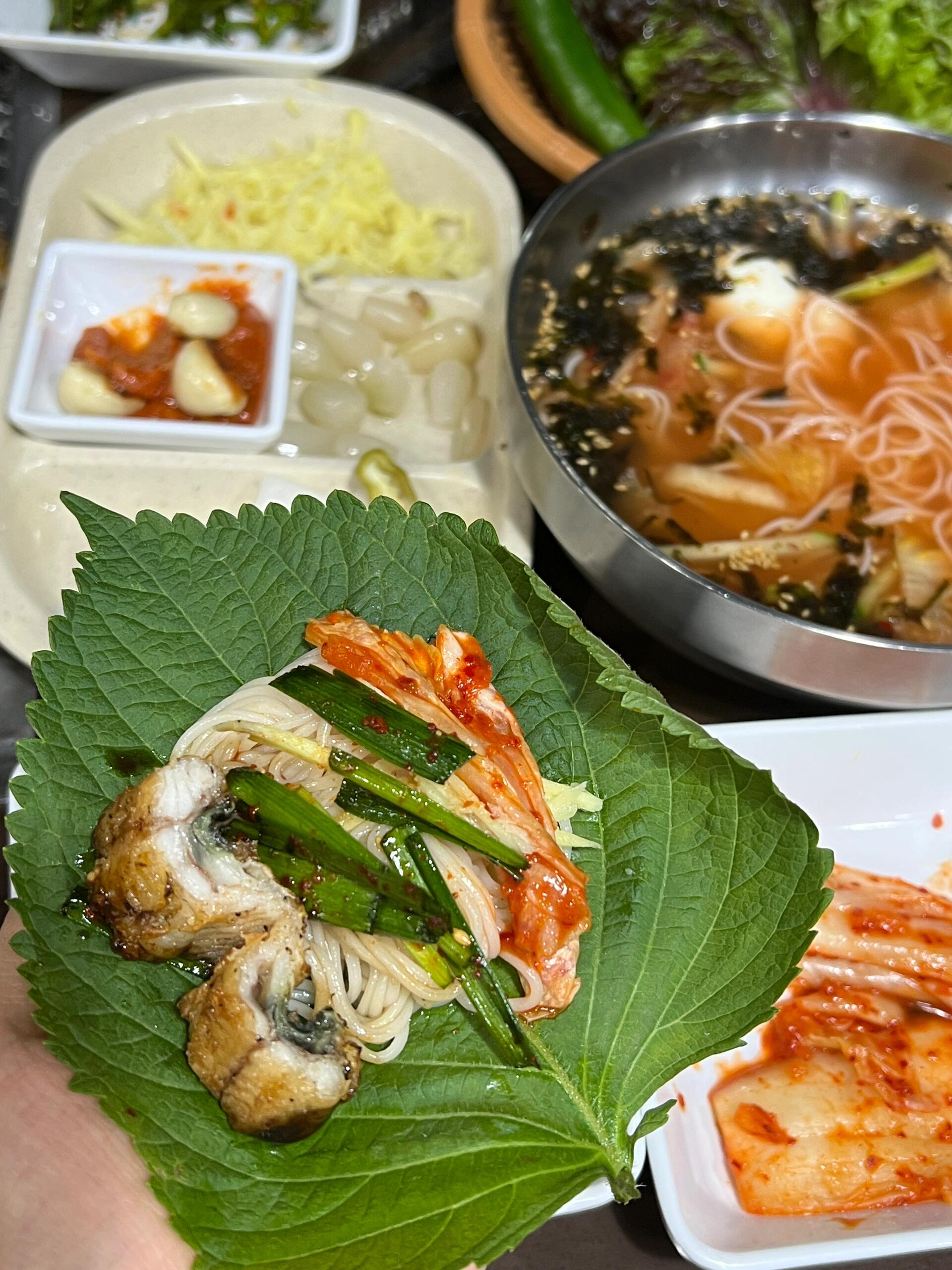 
                        ????｜首爾美食超出預期10000倍！????一直以為韓國沒啥好吃的，但這次旅行讓我大開眼界，吃得超級滿足！??終于可以交出這份美食答卷了（家屬也很滿意哦）咱就是說，請！一定要嘗試這些美食再離開首爾！??風川鰻魚???? ?????????? ??? ???27? 39位于弘大附近，無需預約，排隊十分鐘。店面不大，默認每人一條鰻魚，70000韓元兩人份。服務員會說中文，詳細介紹了各種吃法，最驚艷的是紫蘇葉+辣韭菜+鰻魚+冷面+專用鰻魚醬，現在看圖還在流口水。鰻魚外酥里嫩，炭火烤制，絕對是這次韓國行最驚艷的一餐！??真味食堂（醬蟹）?? ??? ???? 186-6交通：捷運5號線兒嶺站這家韓式醬蟹是米其林推薦，韓國三大醬蟹之一。一定要提前預定！我們提前3周預定的。兩人份默認兩只蟹，8個小菜+米飯+雞蛋羹+鍋巴湯。蟹黃肥美，口感像果凍，鮮甜可口，蟹殼拌飯簡直絕配！醬油不咸，適合喜歡淡口的小伙伴。??Ggupdang（烤五花）???? ??? ???? 615 1?（??? 5號出口 4m）這家獲得米其林餐盤獎，我們去的新沙店，排隊約1小時，豬頸肉和五花肉每份1.8萬韓元。雖然我不太愛吃豬肉，但這里的豬肉完全沒有腥味！五花肉帶皮，在國內很難吃到～米飯也很特別，用日本醬油蒸熟。??wootender（韓牛）地址：?? ??? ????42? 25-10 1? 2?交通：狎鷗亭羅德奧站6號出口步行600米這餐算是中高端韓牛，人均約5萬+韓元。點了兩塊頂級菲力牛排，肉質很好，很嫩，但價格略高，性價比一般。我們還點了高端傳統燒酒，有米香，很好喝！??Titolo??????? ??? ???162? 27-3在韓國的一次小約會，嘗試了意大利風格的bistro，菜量不大，但酒單很講究！有很多勃艮第葡萄酒可選，我們選了一瓶來自st-aubin的村級干白。??ZEST（酒吧）???? 1? 26 KR ????? ??? ???? 55?亞洲前五十的酒吧，位于狎鷗亭附近。以Gin為基酒，小哥哥逐一介紹每款酒的特色，真的很有特點，非常好喝！-#旅行中的地道美食 #首爾 #韓國 #我的美食日記 #首爾探店