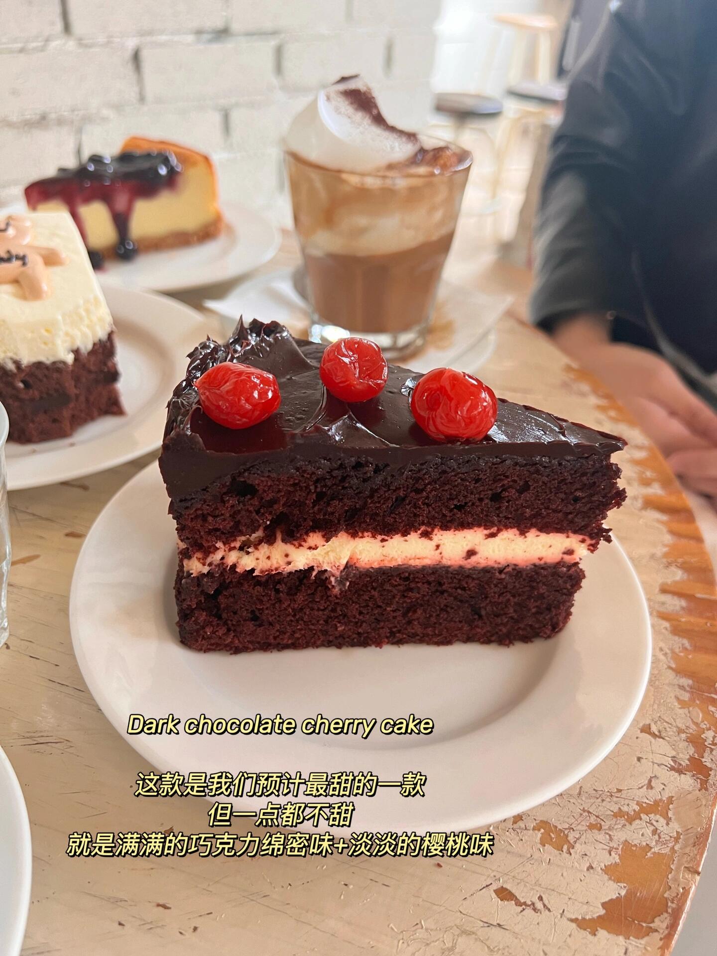 
                        ???? 首爾最不甜的甜品！這家cafe highwaist怎么做到的？這次又來到了cafe highwaist，必須分享一下這次回訪的兩個亮點：1?? 超級好拍！2?? 甜品真的不甜！再加一個亮點吧？店里的音樂超贊，那天居然聽到了我多年前的心頭好，開心到飛起！?? 這家店的拍照秘訣在于大透明玻璃頂，陽光灑下來，天然光線完全不需要補光，推薦三個拍照點：1?? 最里面的櫥柜角2?? 門口的橫座3?? 收銀臺對面的鏡子卡座角落蛋糕我幾乎都嘗過了！這里的蛋糕一點都不甜！！！真的不甜到我又多吃了一口，還是不甜！我一邊驚呼：“怎么可能不甜，真的不甜耶！好神奇！”朋友則在一旁說：“為什么不甜！不夠甜！這款稍微有點甜！”哈哈哈哈哈哈?????? 花生醬Snoopy蛋糕這款花生醬蛋糕，咸口的上頭感讓人無法抗拒！怎么會這么好吃！！我的最愛???? 椒鹽牛油自制司康淡淡的牛油配上綿密的司康，和咖啡搭配簡直完美！牛油在舌尖化開的感覺，不能只有我知道！???? 巧克力香蕉Teddy蛋糕有香蕉的香味，還有堅果的咀嚼感！我朋友是甜食愛好者，她瞬間被點亮，最愛這款！???? 黑巧克力櫻桃蛋糕我們以為這款會最甜，但一點都不甜，滿滿的巧克力綿密感加上淡淡的櫻桃味，怎么做到的？????? 藍莓芝士蛋糕經典的藍莓芝士蛋糕，絕對不會出錯，老少皆宜！?? 抹茶蛋糕抹茶味最淡的蛋糕，隱隱的茶香，即使不愛抹茶的人也能接受！?? Teddy司康需要配醬一起吃，本身味道非常淡，單吃會有點寡?? ??????? ????? ??? ????11?? 18#韓國咖啡店 #韓國美食 #吃了甜食會開心 #低卡甜品 #首爾探店 #最好吃的奶油蛋糕 #蛋糕 #首爾美食 #首爾美食探店 #益善洞 #益善洞探店 #益善洞美食推薦 #韓國咖啡廳 #韓國探店咖啡廳