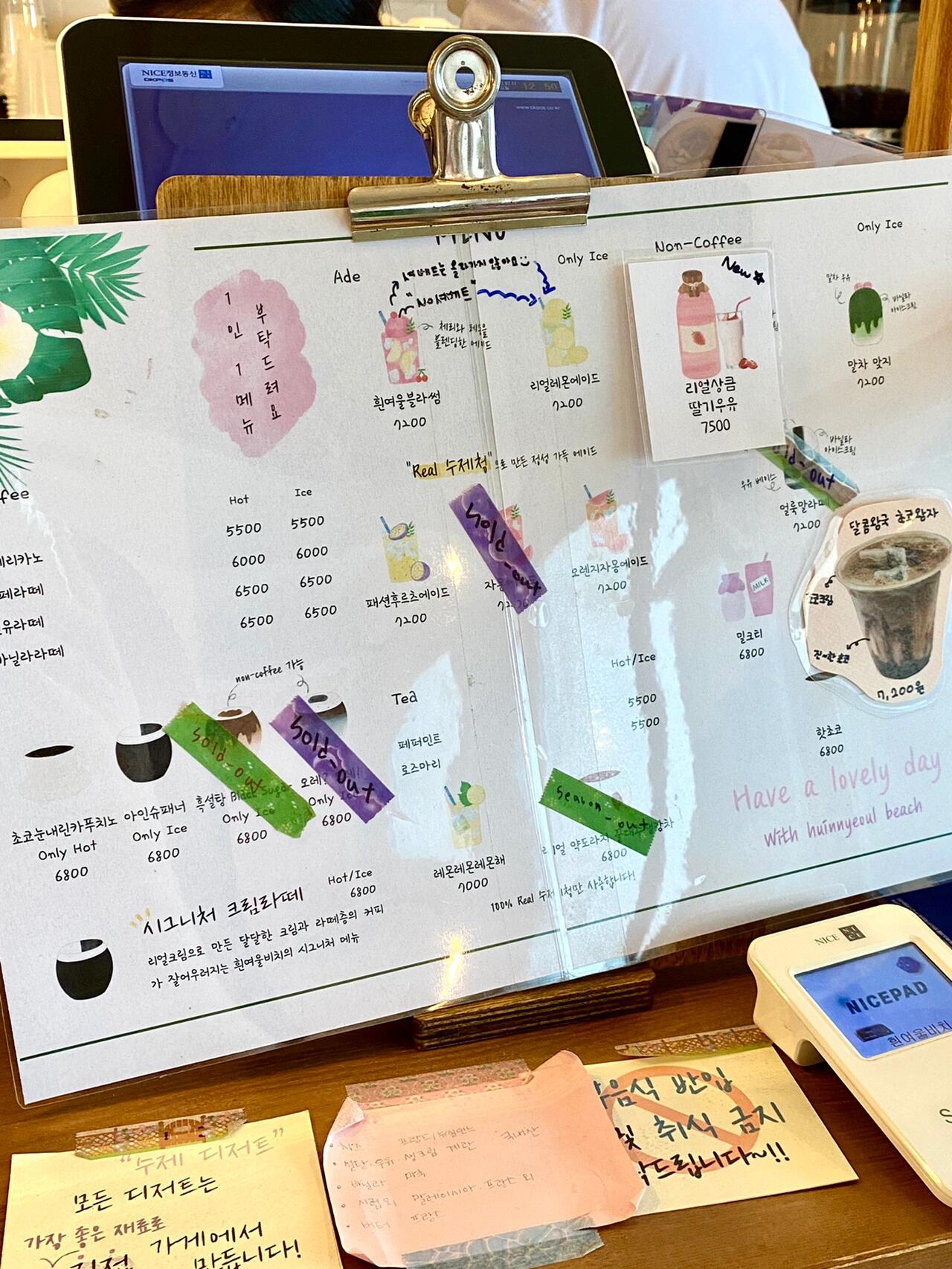 
                        來釜山享受絕美海景日落??｜釜山?????|釜山白淺灘文化村這家店的室內主色調是夢幻的粉色調，共有三層樓，主打海邊度假風情，還有露天座位，仿佛置身于夏威夷的感覺。這里的招牌飲品是果味氣泡水，清爽宜人，特別適合夏天品嘗。上下兩層的落地窗設計讓你可以欣賞到白淺灘文化村的壯麗海景，這樣的美景絕對不容錯過！小提示：我們去的時候正值梅雨季，遇上了大暴雨，沒能看到日落。建議在天氣晴朗的時候去，可以欣賞到太陽緩緩沉入海平面的美麗景象。價格表在最后一張哦～________________________________________店名??：?????地址??：?? ??? ??? 236 ??營業時間??：周一-周五 11:00-20:30周末11:00-21:30#韓國留學生 #全球吃喝小分隊 #釜山旅行 #海邊日落 #海邊度假 #釜山美食 #釜山探店 #釜山甜點 #釜山攻略 #釜山咖啡廳 #釜山白淺灘文化村 #炫一個高顏值下午茶 #那是我一直想去的海邊 #筆記靈感 #韓國咖啡店 #韓國探店