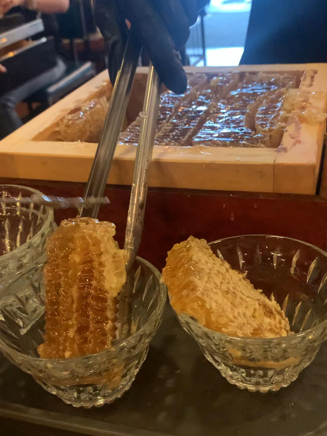 
                        韓國新沙洞必打卡的蜂蜜米飯店這家店人氣爆棚??，到現場需要先登記名字預約，然后再排隊，千萬別傻傻地在現場等哦！他們家的米酒是必點的，價格在1萬多韓元，可以選擇加蜂蜜或不加，蜂蜜需額外加3000韓元一份，真的超級好喝！??店內氛圍就像韓國的街邊酒館，菜單上都是酒館里常見的菜品，氛圍感滿滿，真的很贊！????注意：一定要帶上護照或外國人登陸證來確認年齡，沒有有效的年齡身份確認是無法入內的哦！??#新沙洞林蔭路 #米酒 #新沙洞探店 #留學韓國