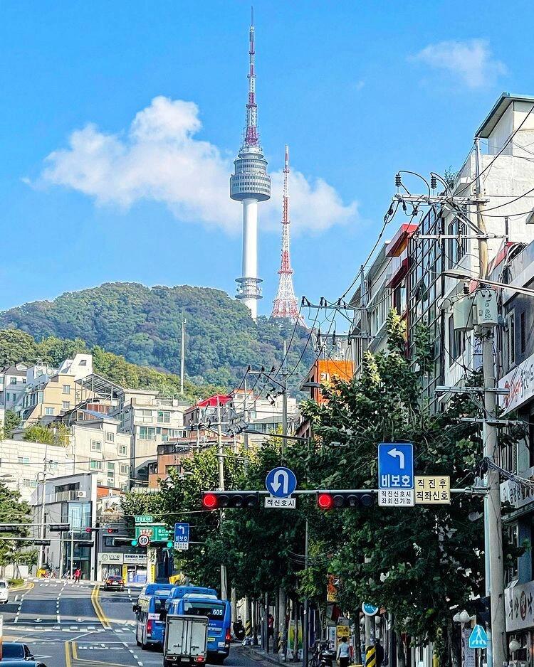 
                        首爾南山塔：愛情鎖的秘密地標！????很多人都說，首爾的南山塔是可以鎖住愛情的地方！?? 你們有沒有去過南山塔掛上屬于你們的愛情鎖??呢？?? #韓國旅行 #韓國 #首爾南山塔
