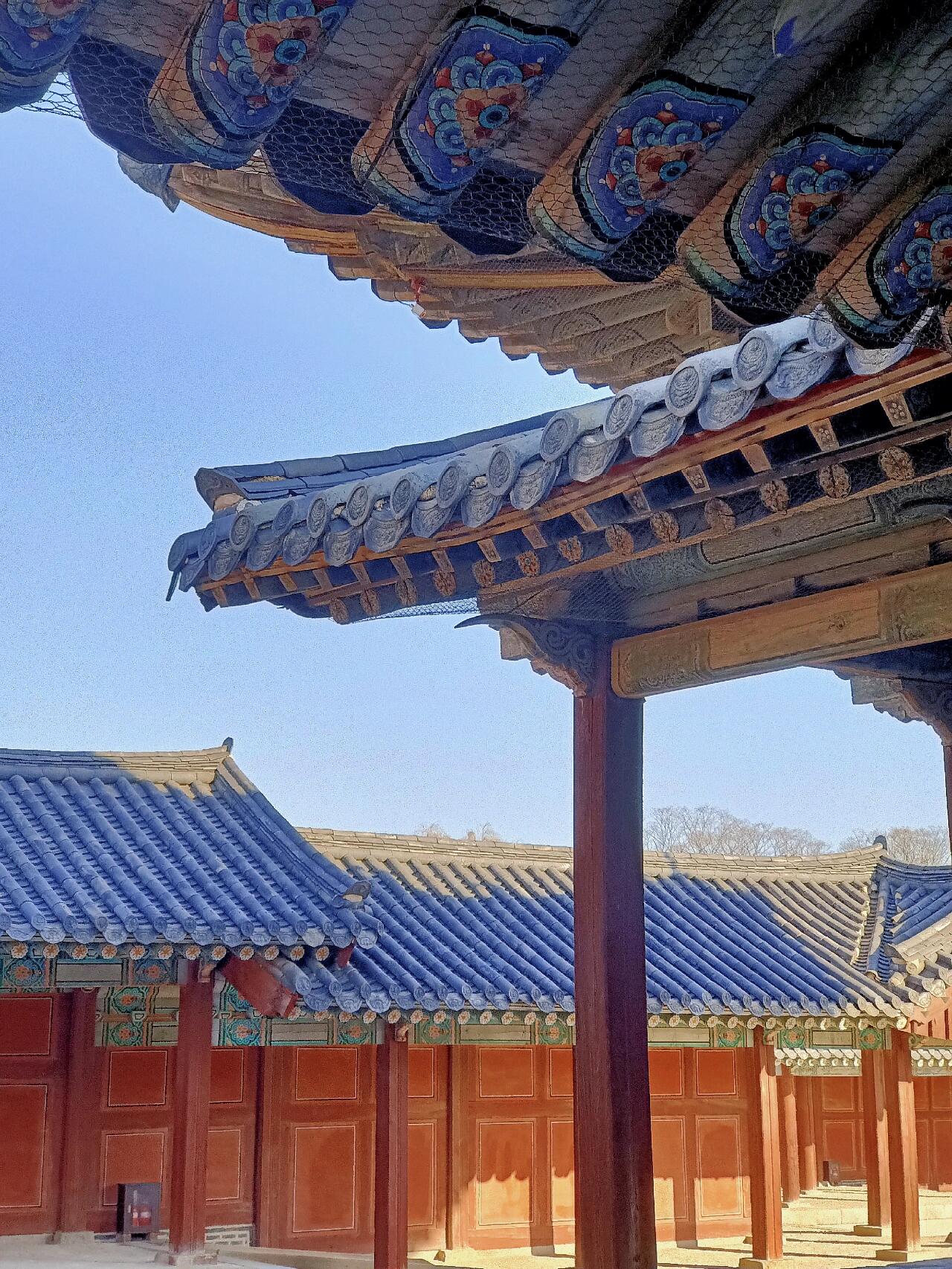 
                        ????首爾|在昌慶宮里眺望南山塔?這一天在昌慶宮里拍了宮殿和南山塔的合照??，古代與現代的完美融合，歲月流逝，它們依舊屹立不倒~與景福宮不同，昌慶宮的建筑形式和制度相對自由，沒有嚴格遵循傳統的建筑原則。一般宮殿都是南向建筑，但昌慶宮的核心建筑卻是東向的，這樣的設計是為了讓國王可以欣賞到宮殿東邊的含春苑和駱山的美麗景色~在四季如夏的地方生活了20多年，沒想到冬季的藍天可以這么藍，白云依舊那么白。雖然在韓國的這些天冷得快凍死，但還是會默默想念這樣的天氣???????地址：?? ??? ???? 185開放時間：每星期一休息星期二至日 早上9時-下午6時票價：成人（25-64歲） 3000韓幣外國人（7-64歲）3000韓幣其他免費（穿韓服可享受免費入場費！?）交通：搭乘公交到昌慶宮.首爾大醫院巴士站#韓國旅行 #首爾旅行 #首爾南山塔 #首爾 #韓國 #韓國旅游 #昌慶宮 #韓國生活 #韓國首爾