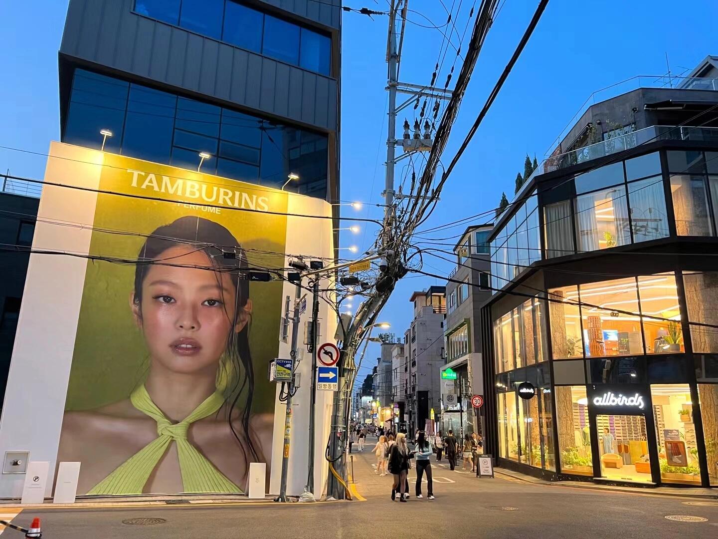 
                        ????最后一天的首爾購物狂歡圖一展示了我在首爾購物的戰利品，尤其是Olive Young，我來回光顧了好幾次，每次都忍不住進去買買買！???????在韓國，聽說人均每天要喝兩杯咖啡?，雖然我平時不太愛喝，但為了體驗當地文化，我也每天喝兩杯。他們有那種稍微甜一點的咖啡，可以和店員溝通，推薦甜一點的口味。圖3和圖4是網紅香氛，瓶身可以貼上定制的名字標簽。這款香氛是現場調制的，調香的小哥哥超級帥！我買了50ml，大概￥1700左右。圖5到圖7展示的是導游小姐姐推薦的一家土豆脊骨燉湯店。午餐時間去的時候排起了長隊，骨頭燉得很爛，肉質鮮美，搭配他們提供的墨綠色醬料，味道絕佳。圖7顯示了店名“24小時”！圖8只是想證明我去了圣水洞、清潭洞和漢南洞，一天逛了三個地方！這些地方開門時間較晚，我11點到的時候大部分店還沒開，只有幾家咖啡店營業。我覺得只去漢南洞就足夠了，大部分熱門品牌都能在這里找到。圣水洞和清潭洞感覺沒必要去，清潭洞現在有些冷清，店鋪也不多。漢南洞離梨泰院很近，可以一起逛。我因為時間關系沒去成梨泰院，留點遺憾下次再去。在漢南洞買了很多東西，但很多都不能退稅，因為打折了。最后在機場退稅時只有兩樣物品可以退。Olive Young可以現場退稅，非常方便。我本來想在機場再逛Olive Young，結果發現店在安檢外面，我傻傻地直接安檢進去了。關于退稅：在3樓領取登機牌后，找到J區值機臺，退稅機器就在一個扶手電梯旁邊，機器上有中文選項。辦理好后不是直接拿錢到賬，而是安檢后找到28號口再辦理退稅。可以選擇支付寶或現金，支付寶非常方便！登機時我就看到錢已經到賬了。#漢南洞 #首爾 #購物 #旅行 #韓國購物攻略 ????