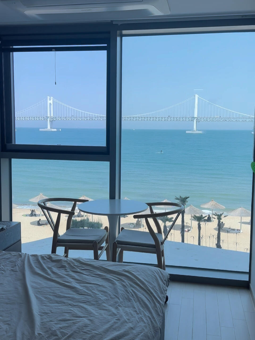 
                        廣安里民宿，真的值得推薦！原本計劃住在海云臺的海景房，價格在五百多左右。結果行程有變，再想改日期時發現已經沒有性價比高的海景飯店了。于是我在愛彼迎上搜了一下，發現廣安里的房源也所剩無幾。幸運的是，我撿到了一個超值的房源！位置就在廣安里海水浴場的最前線，房子每晚兩百多，加上清潔費和服務費總共四百多，但真的超值，治愈了我這幾天的emo心情。?????#釜山旅行 #釜山 #廣安里 #韓國旅行 #民宿推薦
