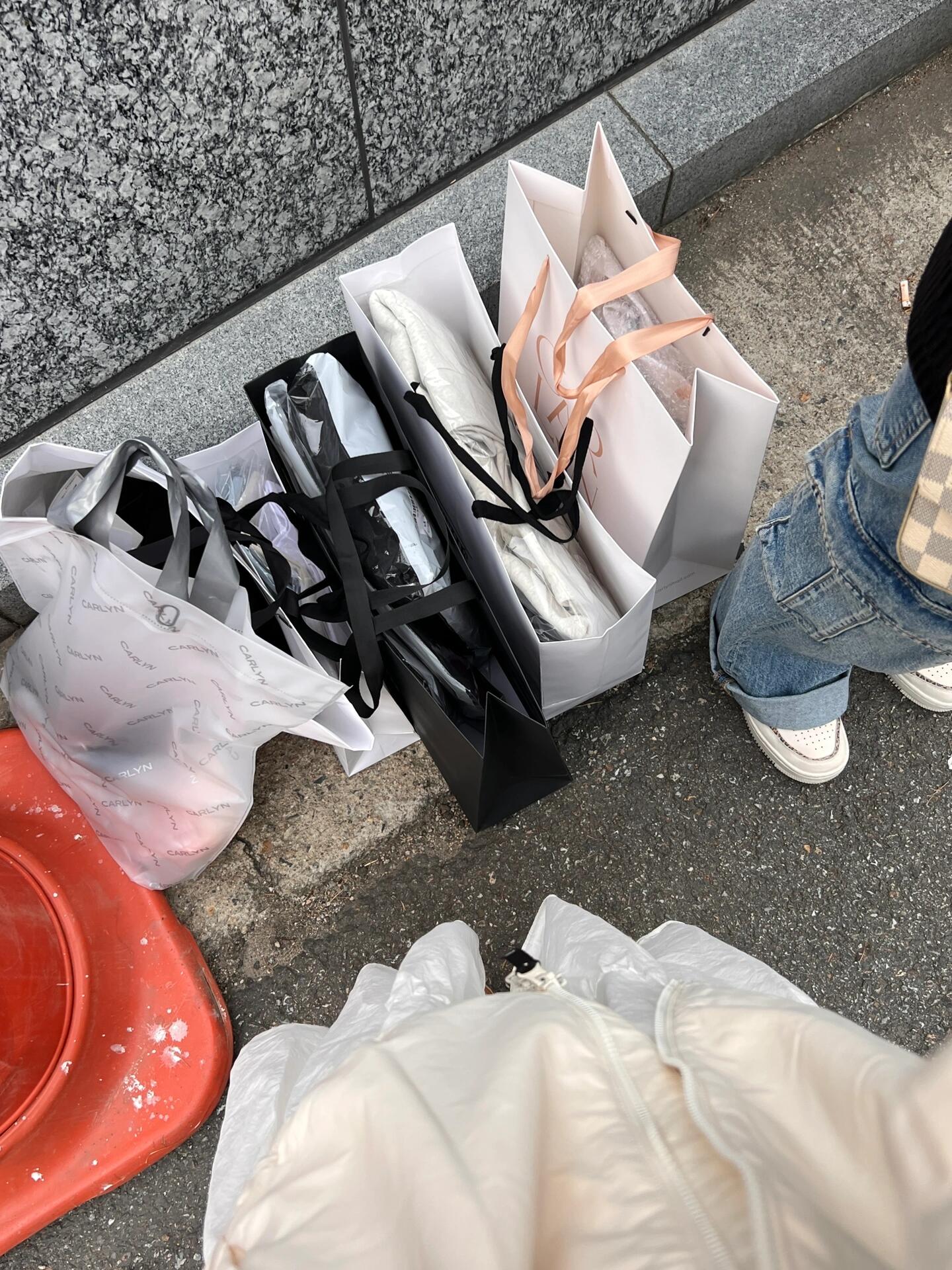 
                        剛從韓國回來，首爾購物攻略全在這兒??這次韓國之行真是購物狂歡！首爾的熱門購物商圈都逛遍了：漢南、圣水、新沙洞林蔭道、狎鷗亭（江南）、弘大、明洞樂天/新世界免稅店。??漢南 ??雖然很多攻略推薦漢南，說這里店鋪集中，但我個人不太喜歡。坡道多，店面小，人一多就很難走動，不太明白為什么這么多人推薦。??圣水??????圣水的店鋪不多，也不如漢南集中，但區域不大，走起來還算輕松，都是平路。圣水的快閃店很多，購物體驗比漢南好一些。??新沙洞狎鷗亭林蔭道（江南）??????????這是我最愛的商圈！這些地方連在一起，非常好逛！店鋪大，商品齊全，咖啡廳和餐廳也多，是首爾必來的地方，超級推薦????弘大??????????弘大也是購物的好地方，p2-3展示了我在弘大的戰利品。與江南不同，弘大以潮牌為主，如carlyn、thisisneverthat、marithe、badblood等，而江南則有更多奢侈品選擇。弘大的夜生活也很豐富，我們蹦迪到凌晨四點，想了解更多的我可以單獨寫一篇。??免稅店??????????我們去了明洞的樂天和新世界，兩個店很近，樂天9:30開門，新世界稍晚。免稅店可以逛上一整天！（不過來之前最好查一下，有些潮牌免稅店沒有）一定要買gm，扣稅和返點后只需一千四百多，比國內便宜一千????#首爾 #韓國購物 #韓國潮牌 #韓國生活 #韓國 #韓國代購 #韓國首爾 #COTD咖啡探店 #yes24 #kpop