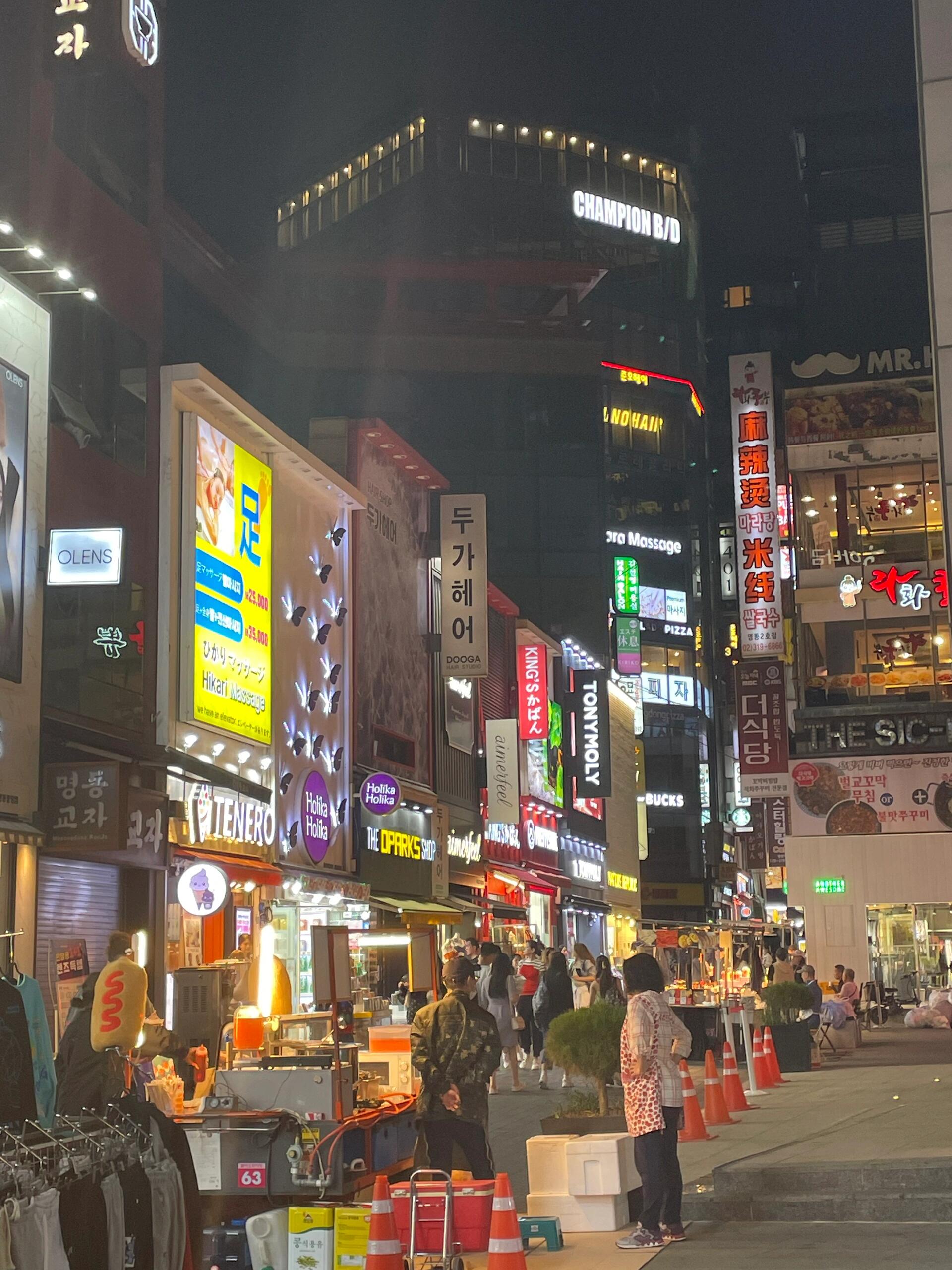 
                        ????地接日記??：15小時極限過境特種兵????地陪流水賬日記10：行程：#美國 出差回國途中，體驗了一次極限特種兵行程！劃重點：這位客人姐姐???♀?真是#泰酷辣 ，簡直是神仙姐姐??！一直聽說過#特種兵旅游 ，這次終于有機會親身體驗，感謝姐姐讓我感受了一把特種兵行程。因為姐姐沒有手機卡，我去飯店接她，姐姐人超好，還從美國帶了我喜歡的巧克力??，感動到哭??。眾所周知，特種兵行程非常緊湊。我們本想夜爬#首爾南山塔 ??，但沒趕上纜車??，于是轉戰#明洞 。下了出租車，我帶姐姐直奔#Oliveyoung ，不停給她推薦好物。姐姐笑說我像導購，哈哈，畢竟我曾經做過醫美和化妝品，天天帶客人逛藥妝店，這可是我的小技能！嘻嘻??。買完藥妝，姐姐說要給妹妹買專輯??，結果一口氣買了3??本，妹妹真是太幸福了！逛了一會兒，姐姐餓了，決定直奔餐廳。妥妥的干飯人！我帶姐姐去了忠路的韓信酒吧，姐姐想喝兩杯，結果我沒帶ID，第一家沒喝上。不過韓信的辣雞爪超級好吃！后來我們按照韓國的習慣去了第二家吃豬蹄，哈哈哈！不過豬蹄有點辣，我和姐姐都辣得斯哈斯哈的！姐姐第二天一早的飛機，所以我們差不多12點就結束了行程。我把姐姐送上出租車，一直盯著手機確認她安全到達，才放心。#韓國首爾地陪翻譯 #韓國旅游 #首爾 #韓國 #首爾探店
