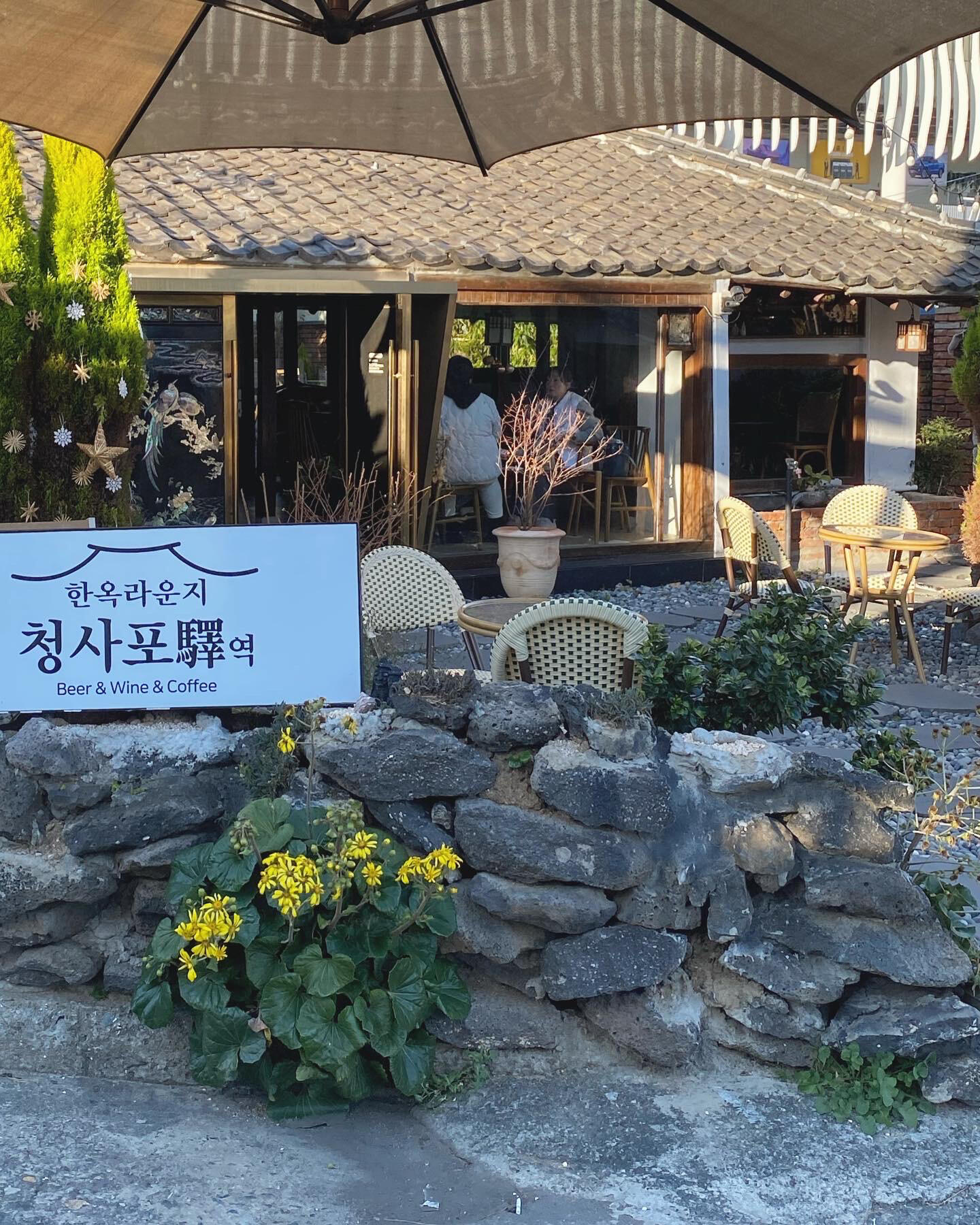 
                        韓國釜山咖啡廳（Busan)來到韓國，最想做的一件事情就是去美美的咖啡店消磨一下時間??一個人旅行就是這么輕松自在????草莓優格 $4800韓??熱美式 $5000韓#korea #busan #韓國 #韓國咖啡廳 #韓國美食 #釜山 #釜山美食 #釜山旅行 #釜山咖啡廳 #韓國釜山 #草莓優格 #熱美式